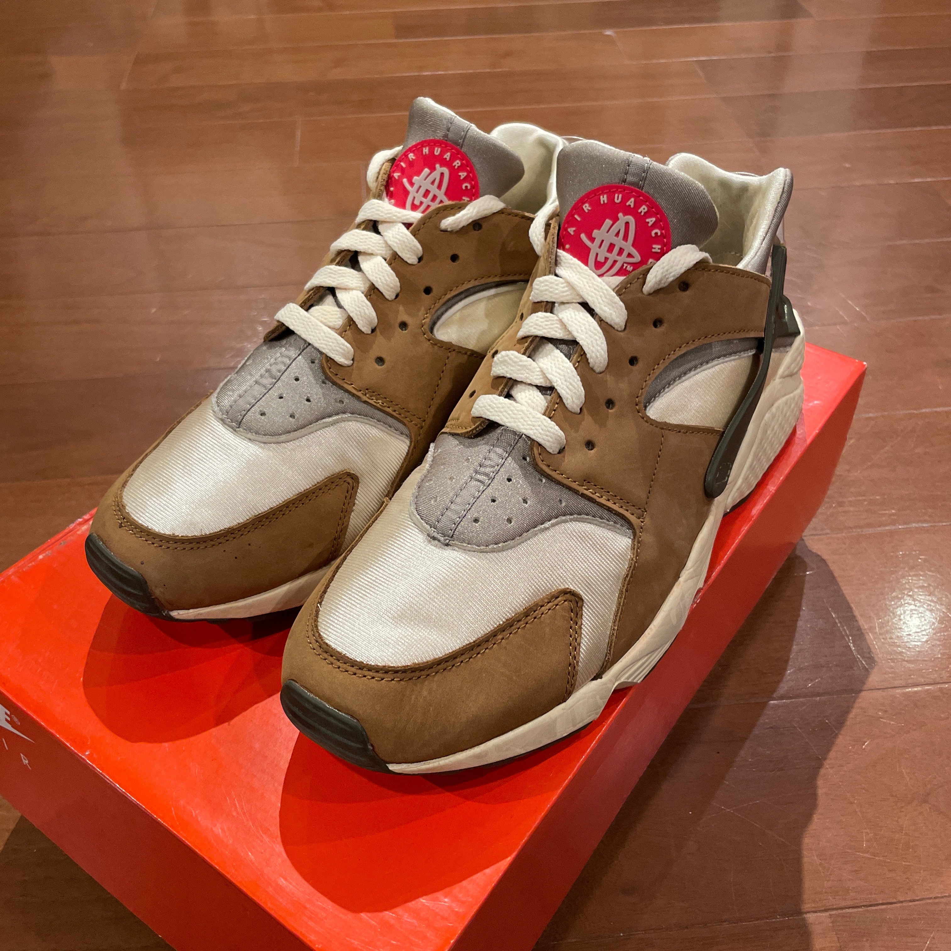 ステューシー × ナイキ エアハラチ "デザートオーク"