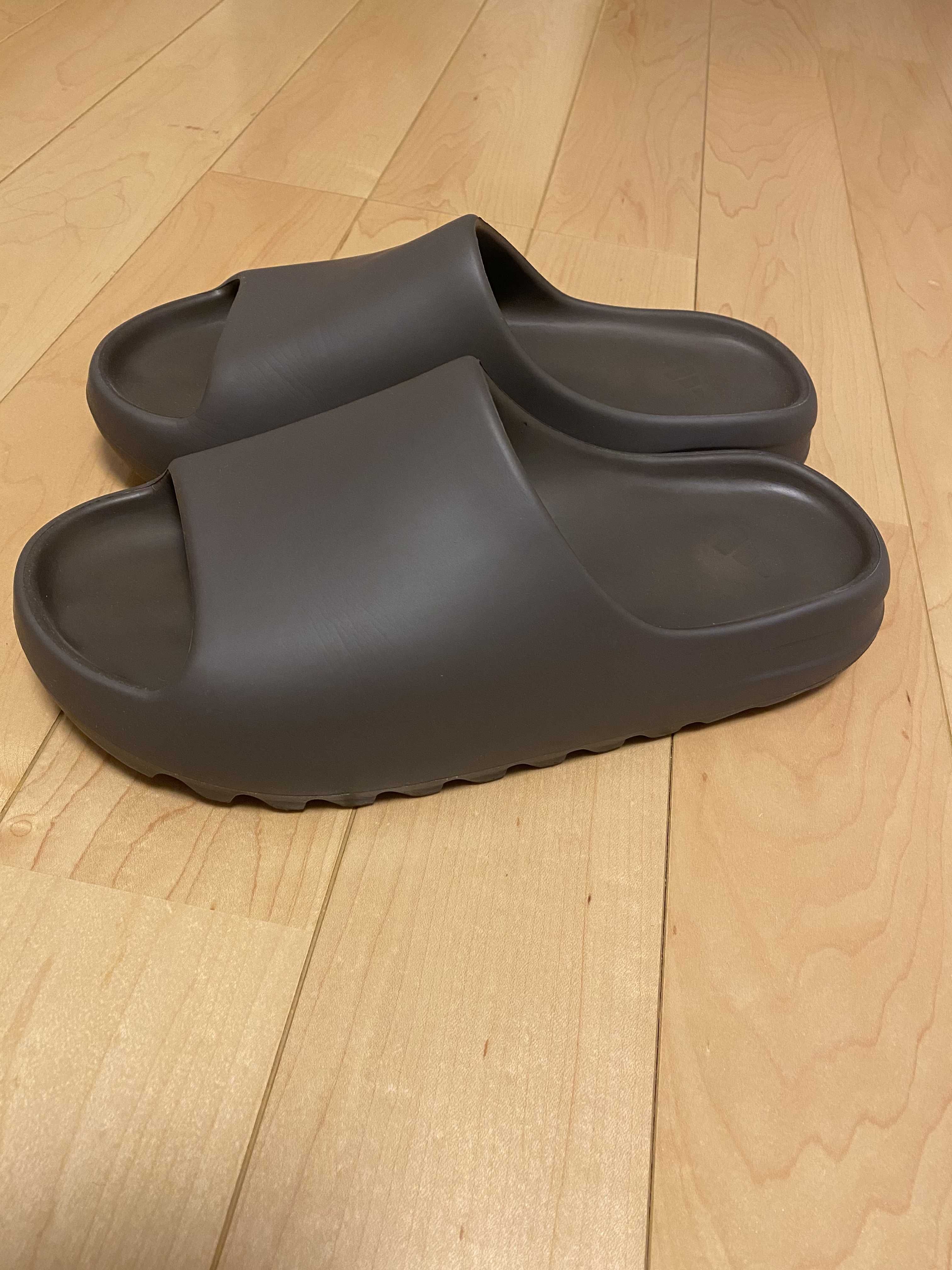 adidas YEEZY Slide "Soot"