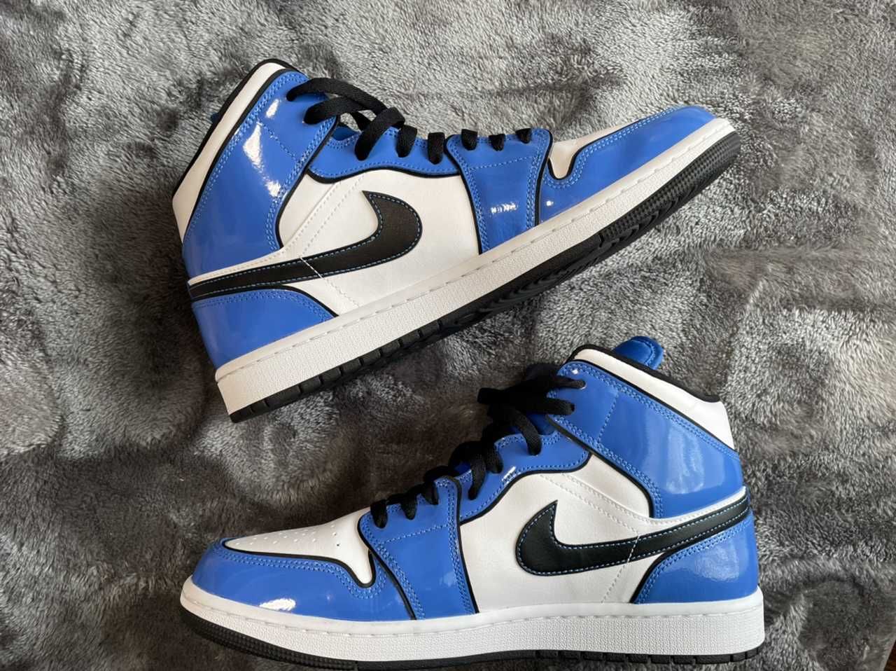 Nike Air Jordan 1 Mid SE "Signal Blue"