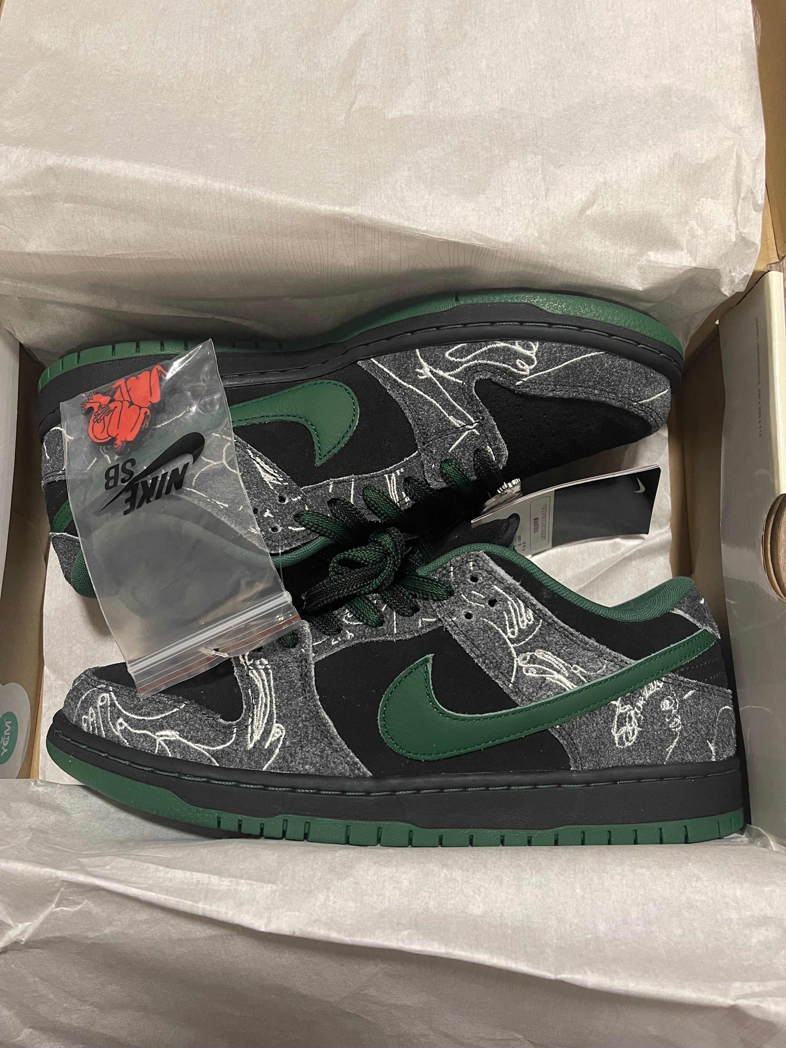 There Skateboards × Nike SB Dunk Low Pro "Anthracite and Gorge Green"