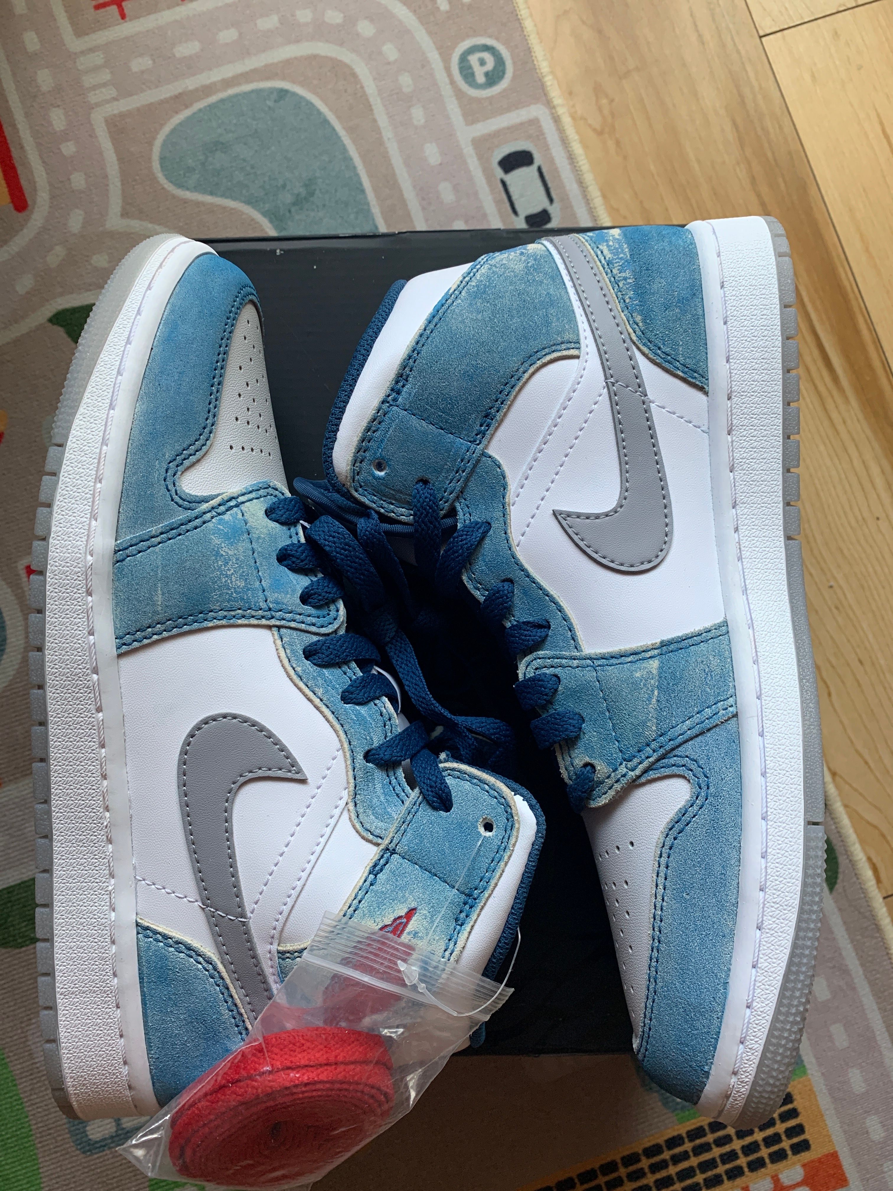 Nike Air Jordan 1 Mid SE "White/Hyper Royal/Red"