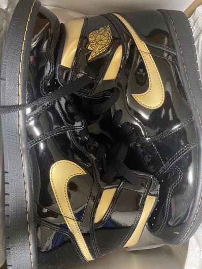 Nike Air Jordan 1 High OG "Black-Metalic Gold"