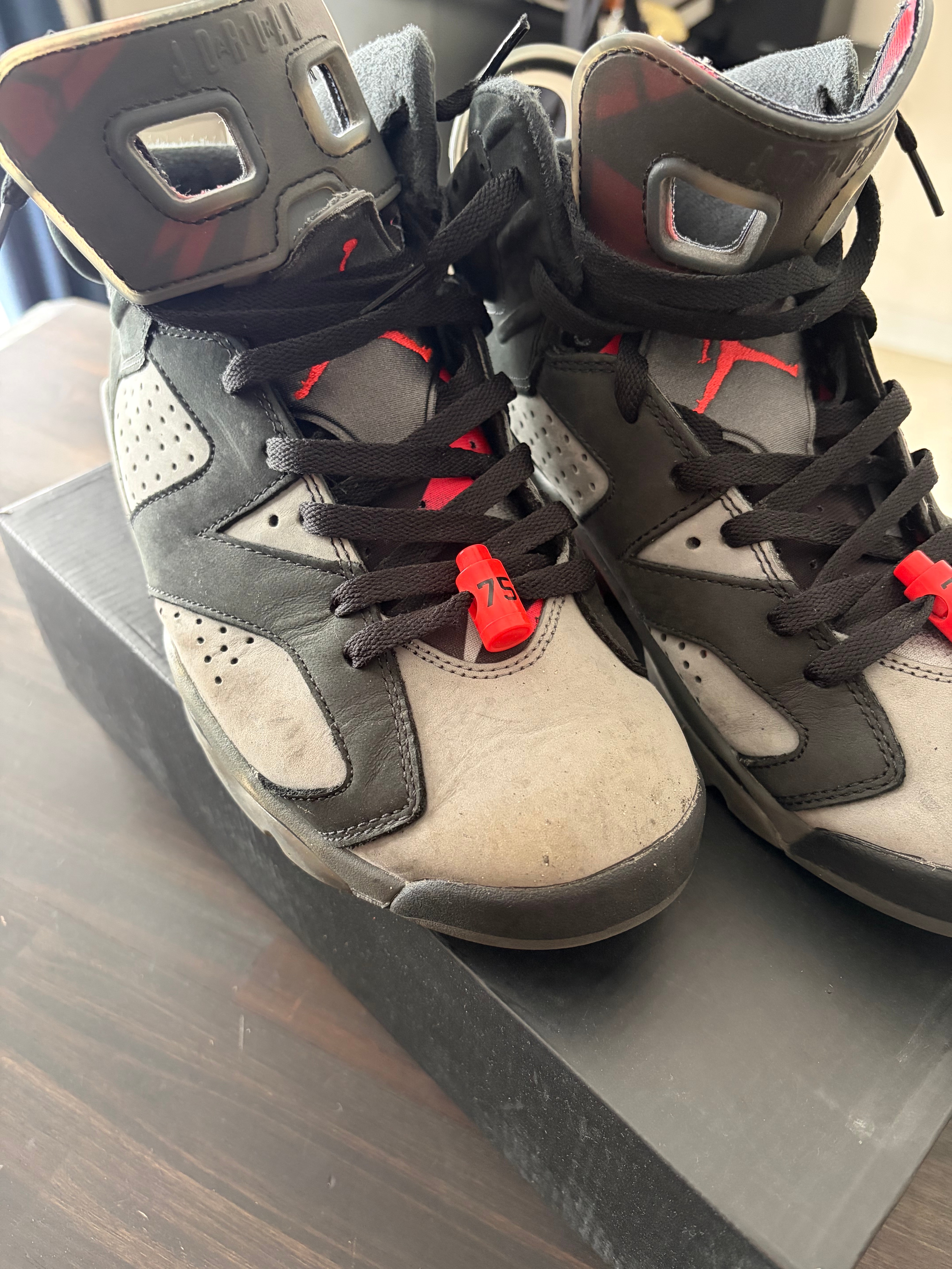 パリサンジェルマン (PSG) × ナイキ エアジョーダン6 レトロ "アイアングレー/インフラレッド23-ブラック"