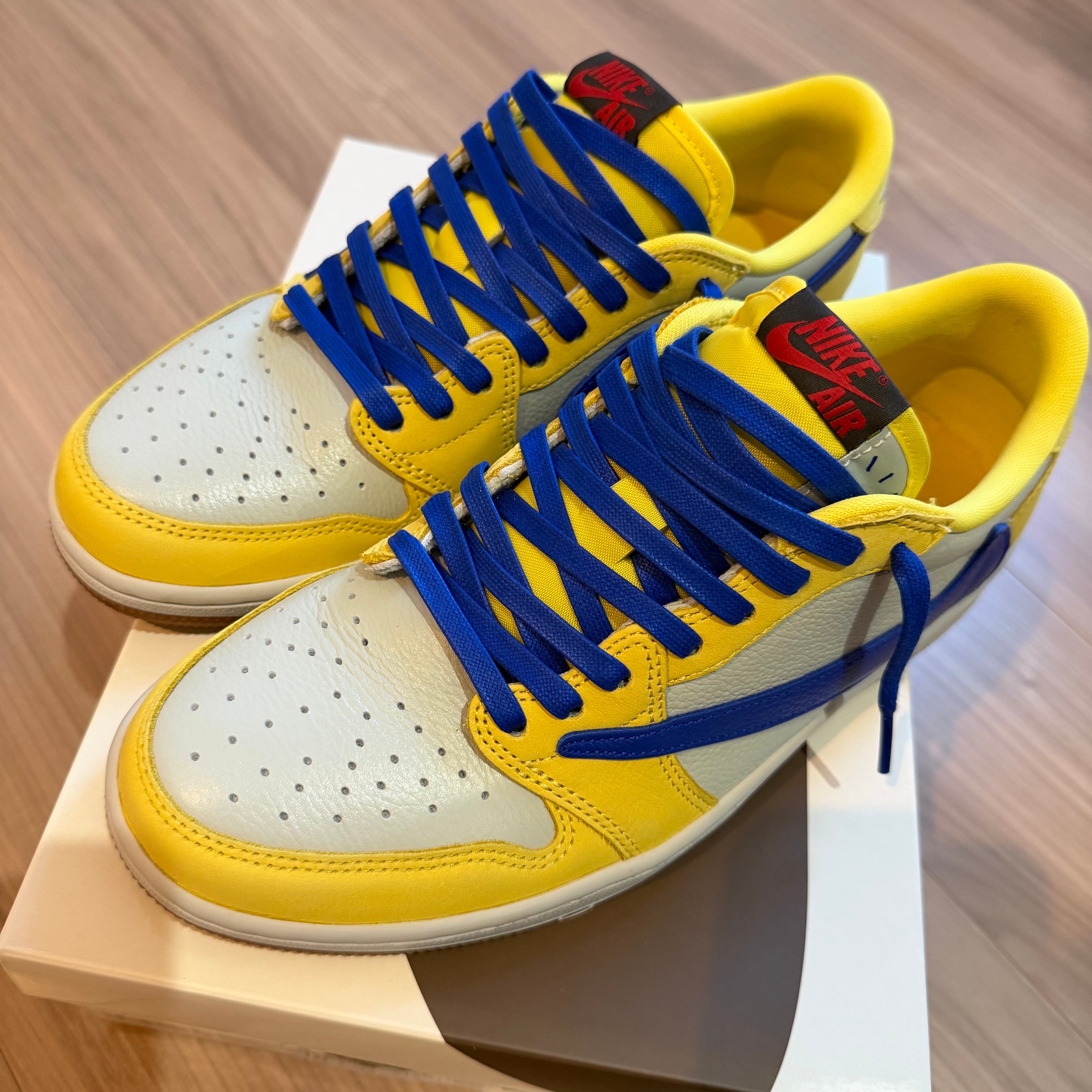 トラヴィススコット × ナイキ ウィメンズ エアジョーダン1 レトロ ロー OG "カナリー"