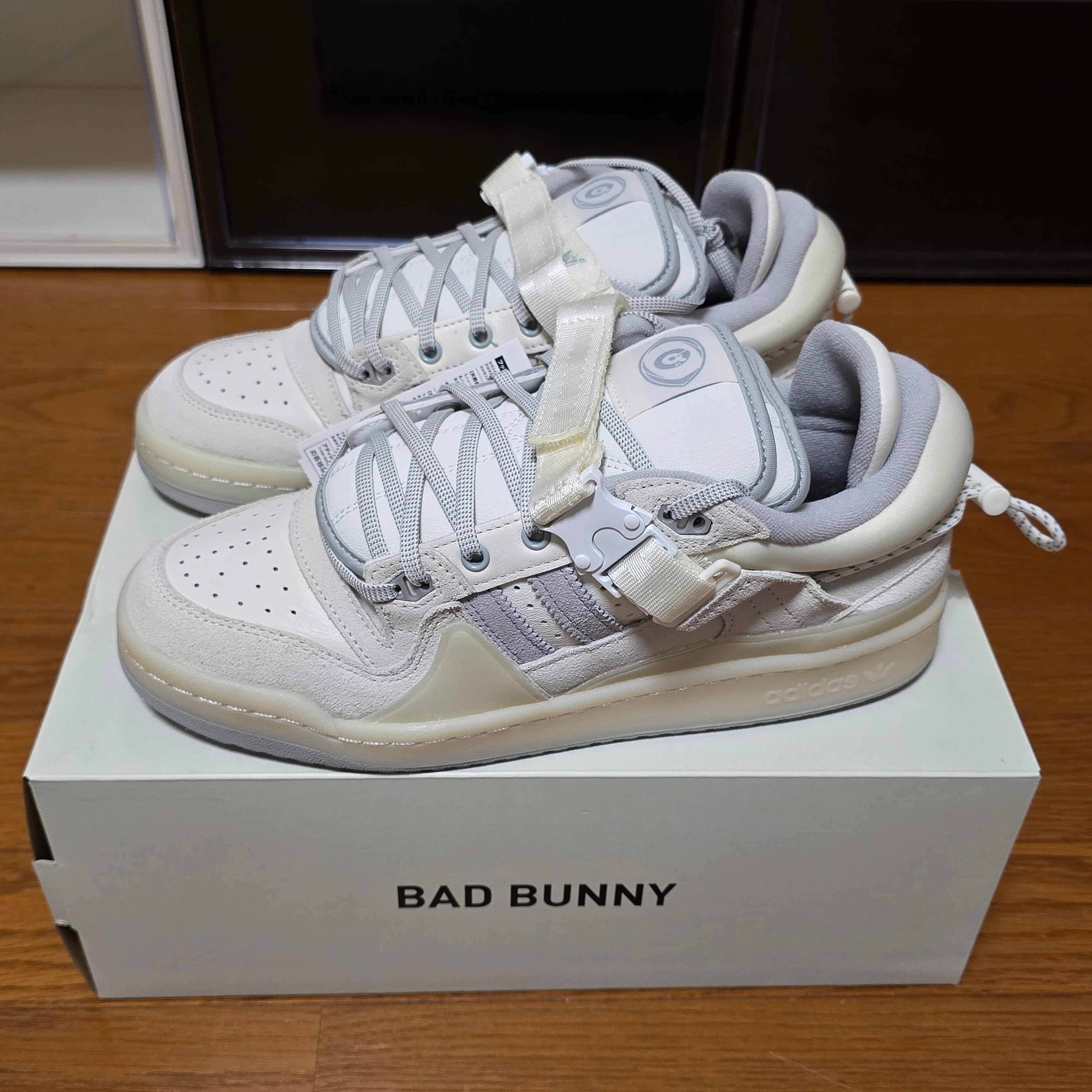 バッド・バニー × アディダス フォーラム ロー "ホワイト バニー"