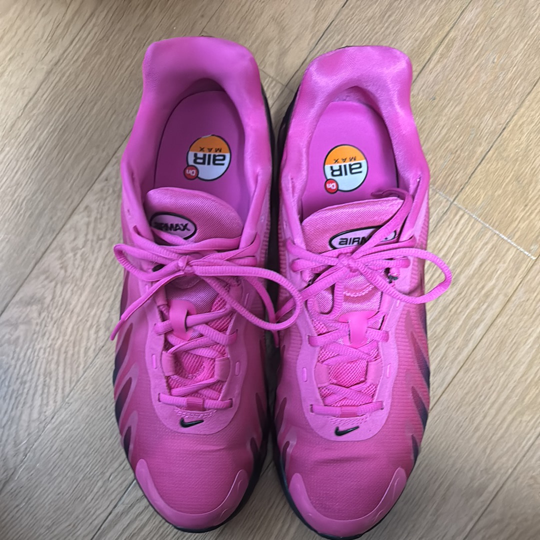 ナイキ ウィメンズ エアマックスDN8 "レーザーフューシャ/スポーツフューシャ/ブラック"