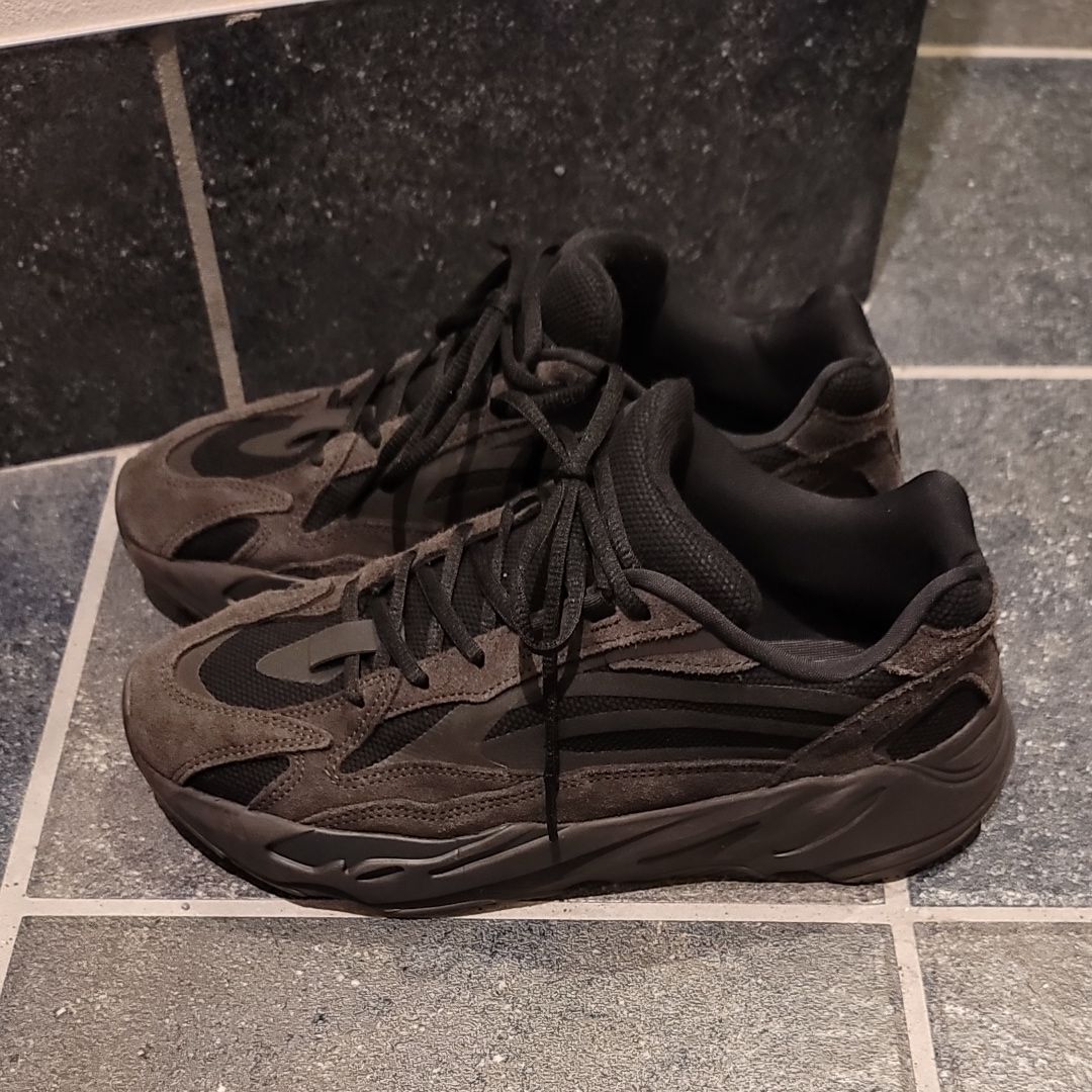 adidas YEEZY BOOST 700 V2 "Vanta"