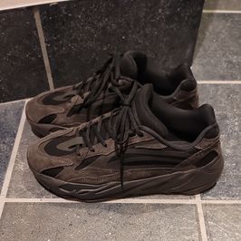 アディダス イージーブースト700V2 "ヴェンタ"