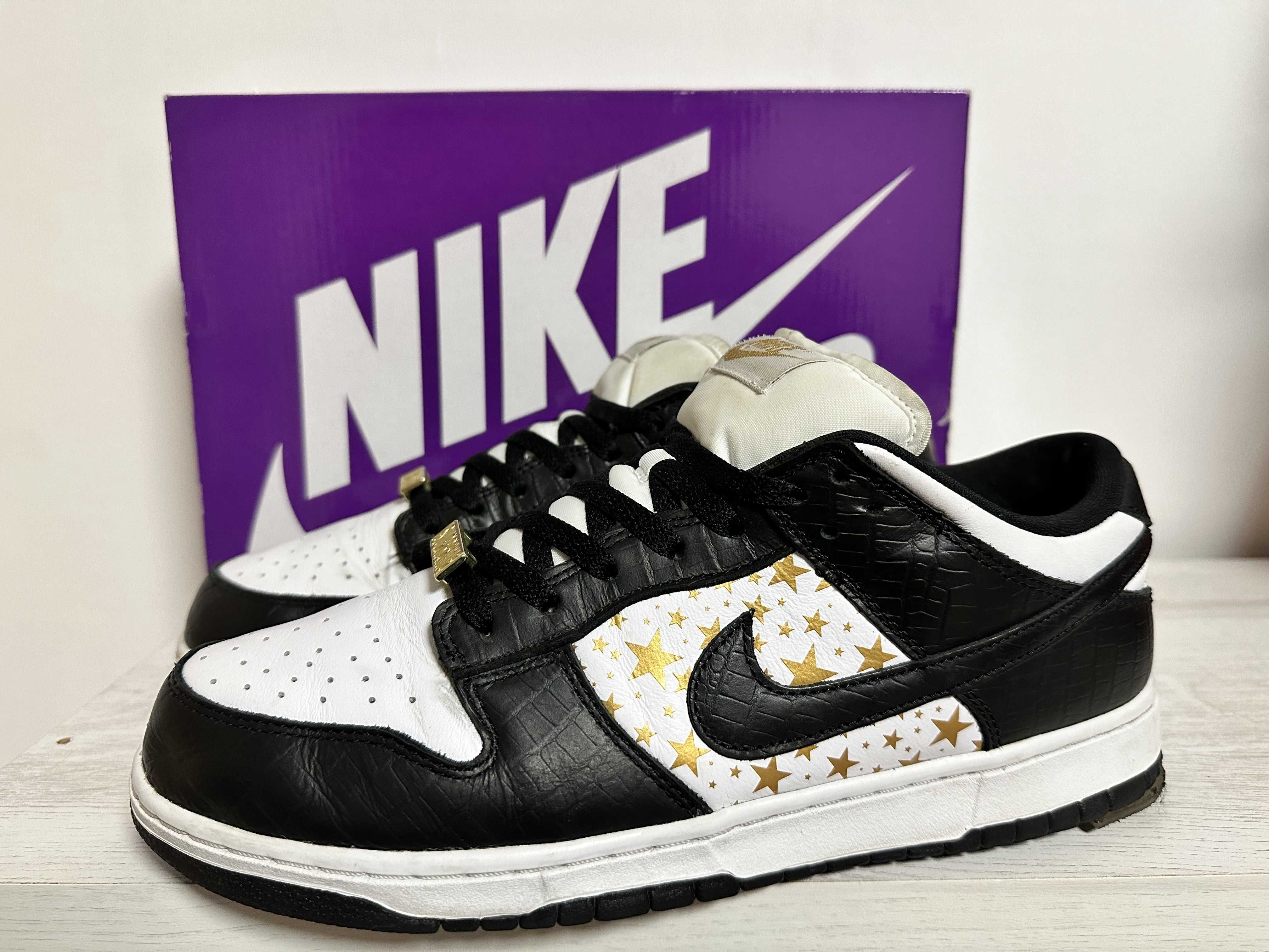 Supreme × Nike SB Dunk Low OG QS Gold Stars "White/Black"