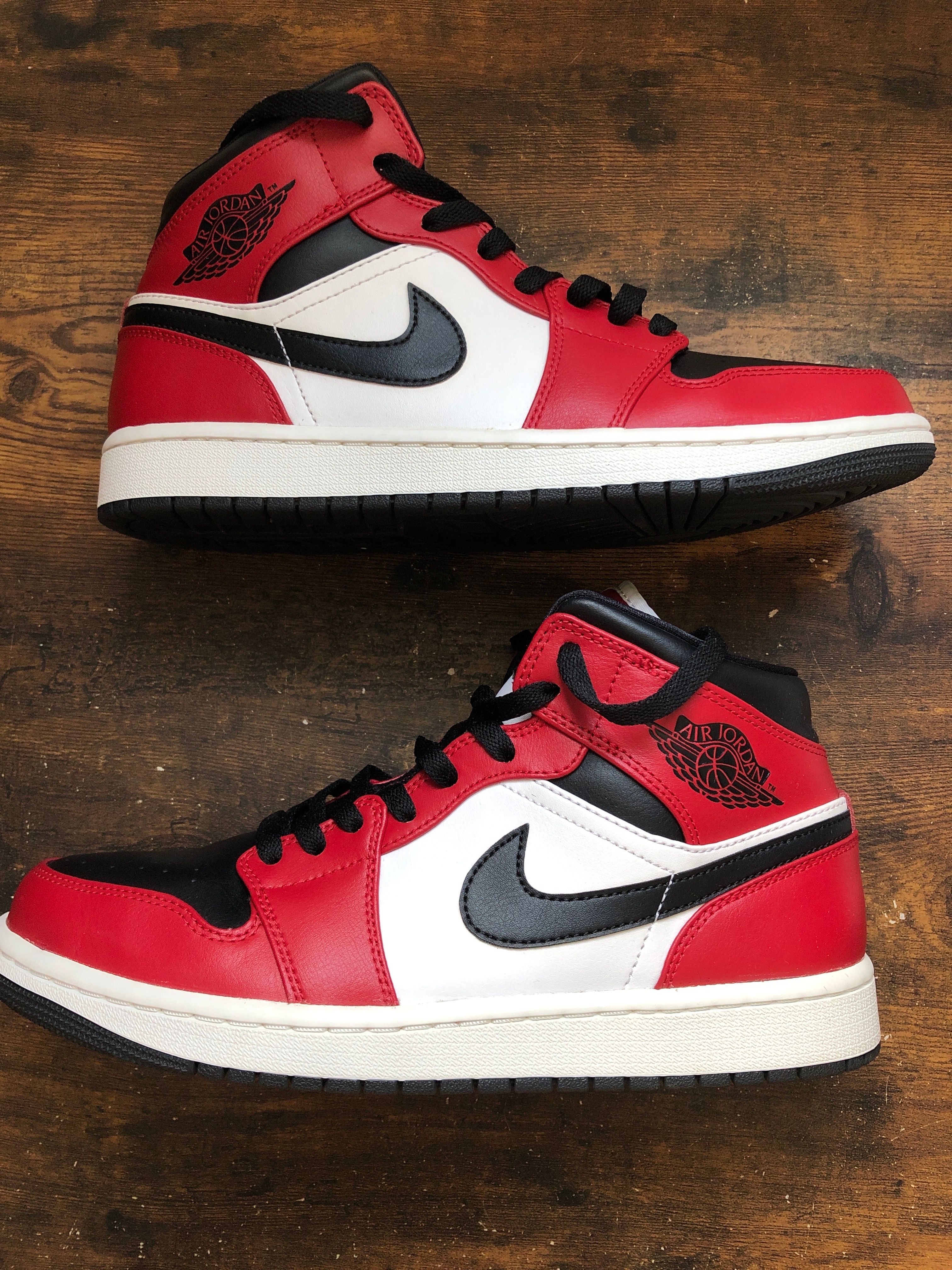 Nike Air Jordan 1 Mid "Chicago Black Toe"