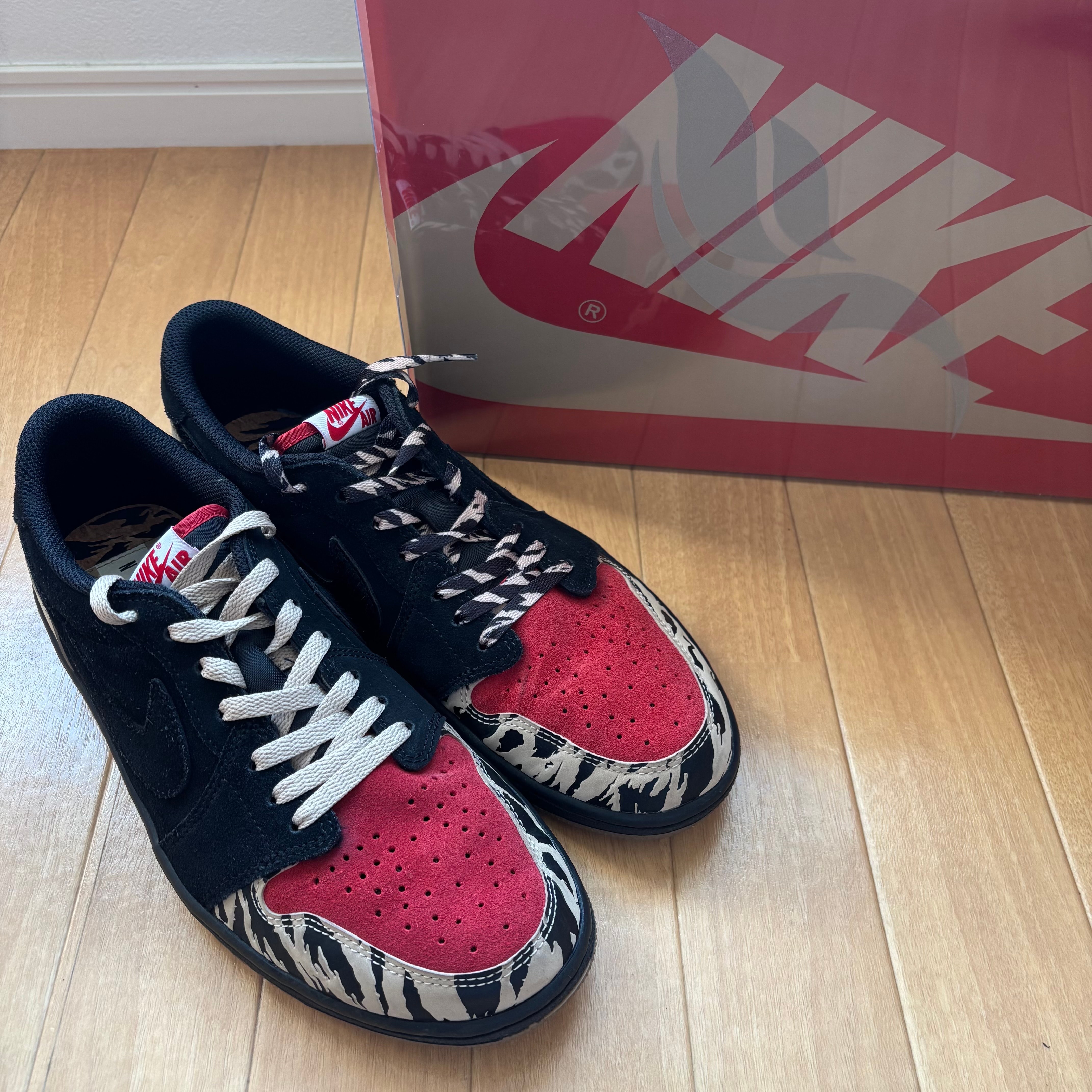 ソールフライ × ナイキ エアジョーダン1 ロー "ブラック アンド スポーツ レッド"