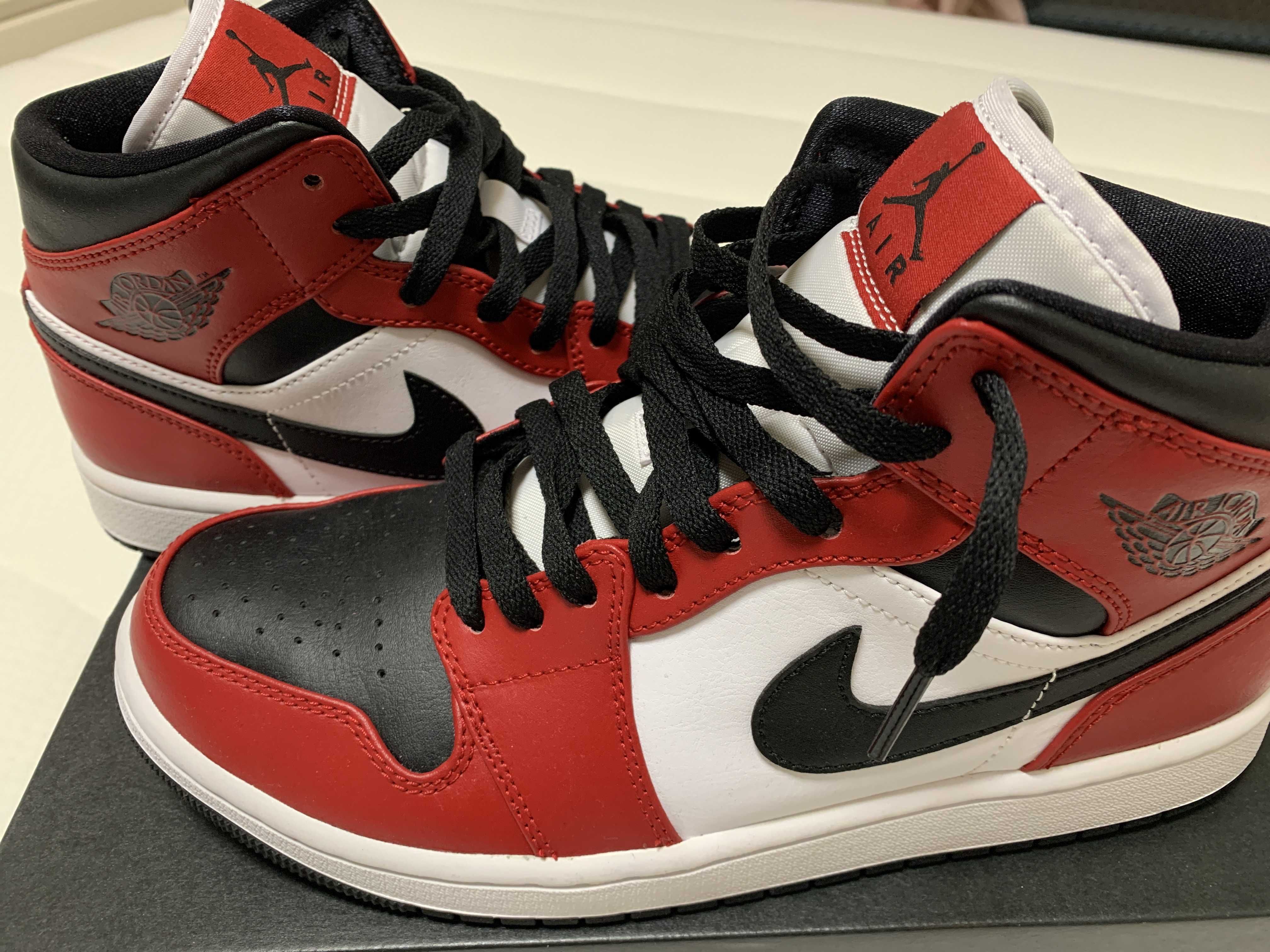 Nike Air Jordan 1 Mid "Chicago Black Toe"