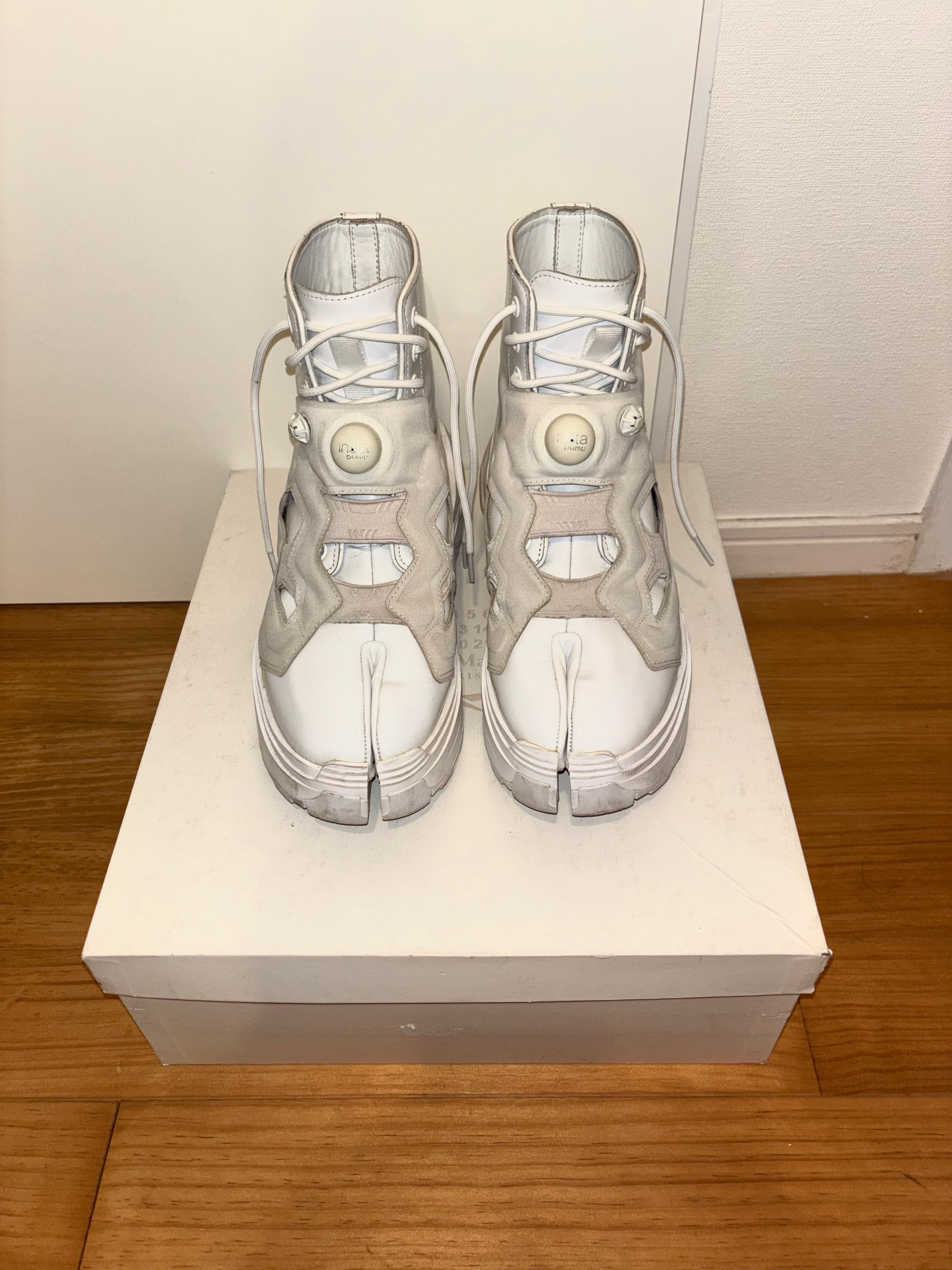 メゾンマルジェラ × リーボック タビ インスタポンプフューリー "ホワイト"