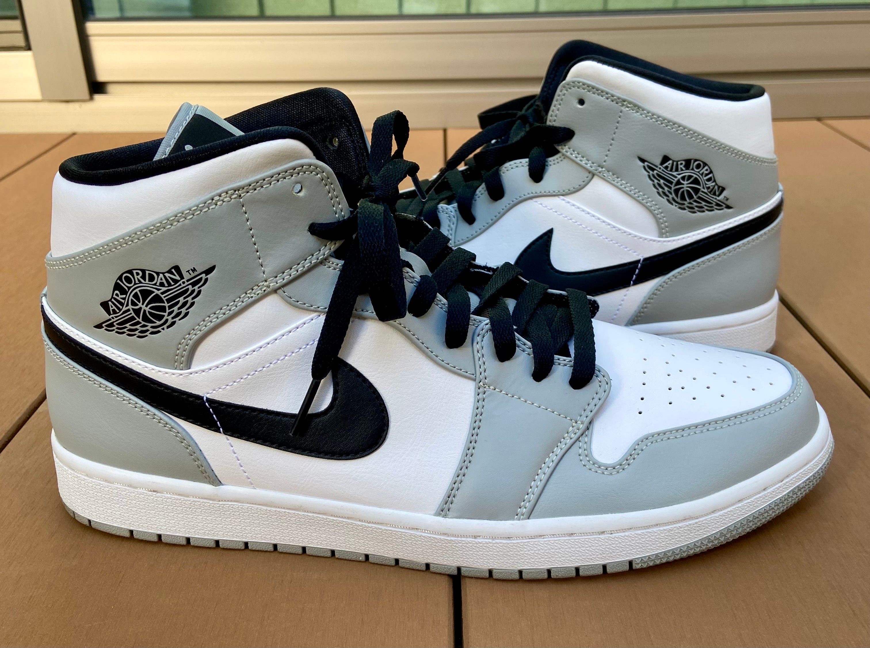 Nike Air Jordan 1 Mid "Light Smoke Grey/White/Black"