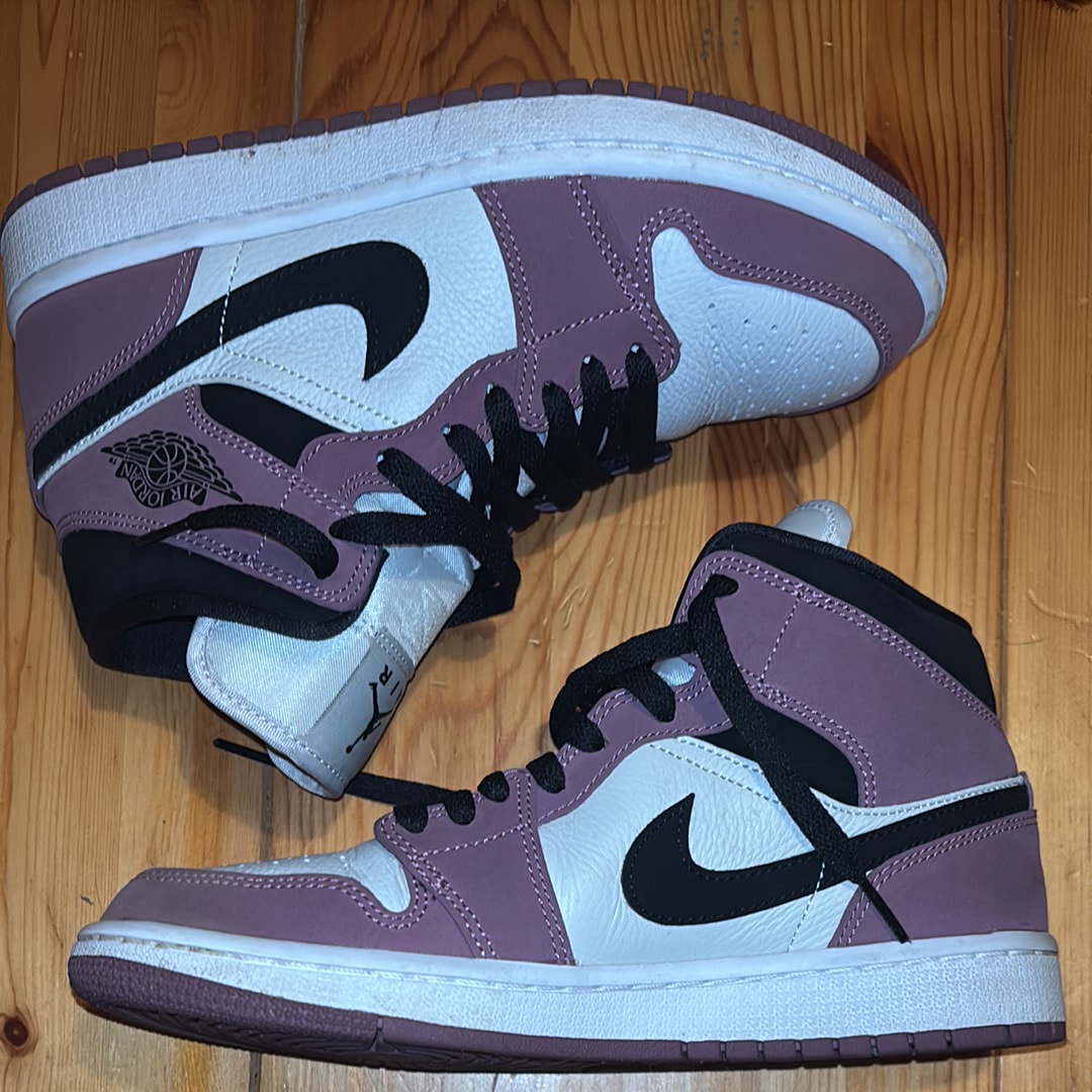 ナイキ ウィメンズ エアジョーダン1 ミッド "ベリー ピンク"