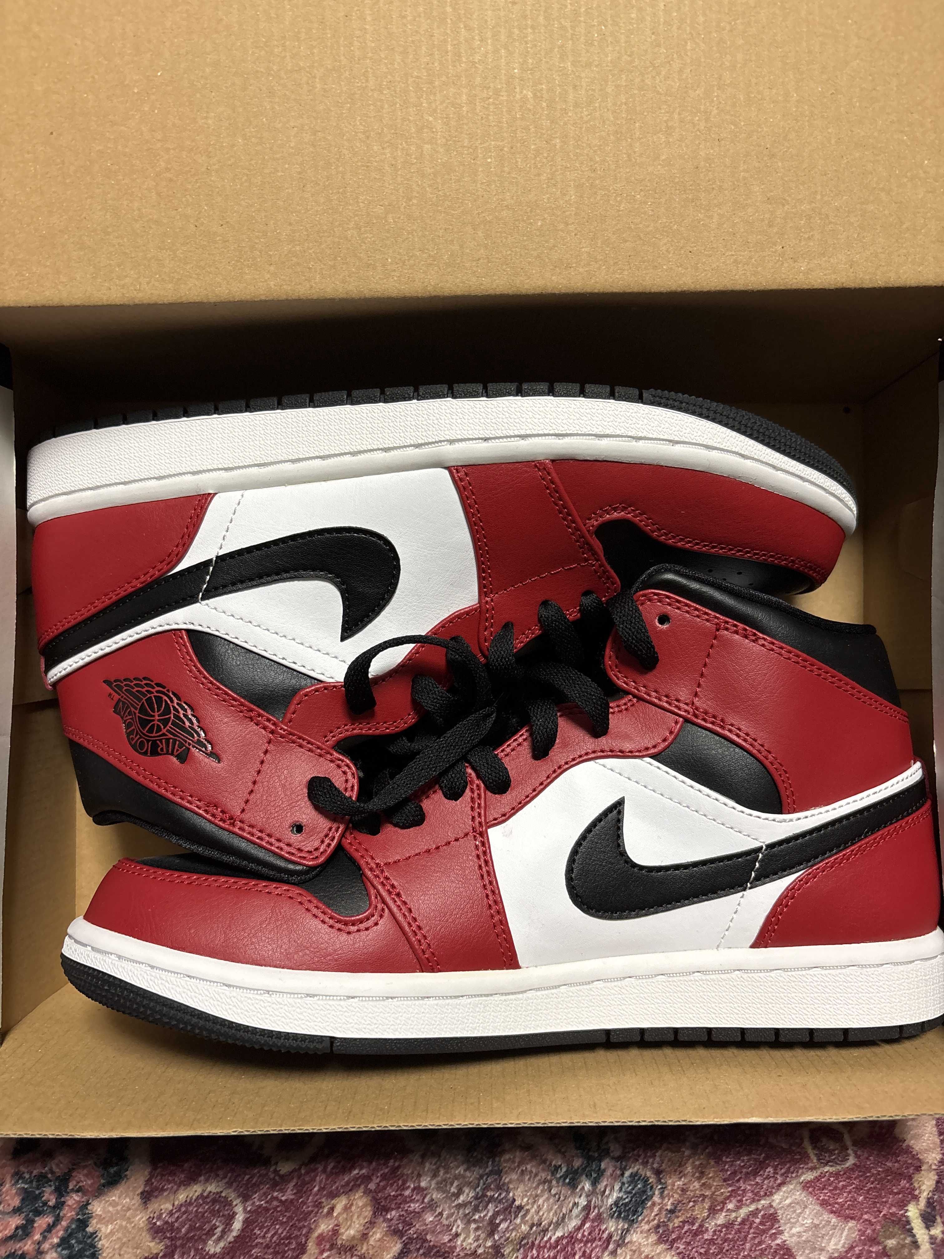 Nike Air Jordan 1 Mid "Chicago Black Toe"