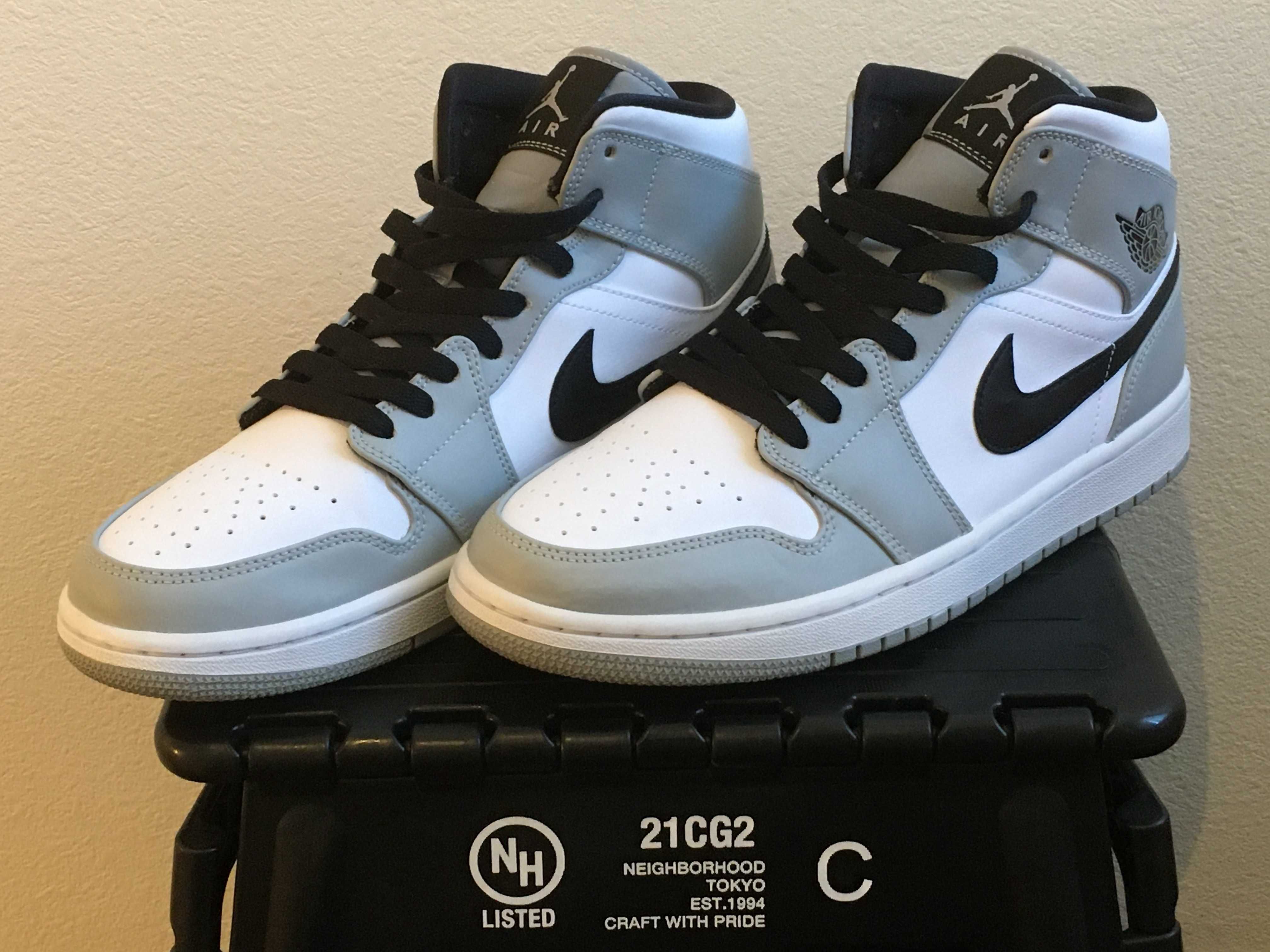 Nike Air Jordan 1 Mid "Light Smoke Grey/White/Black"