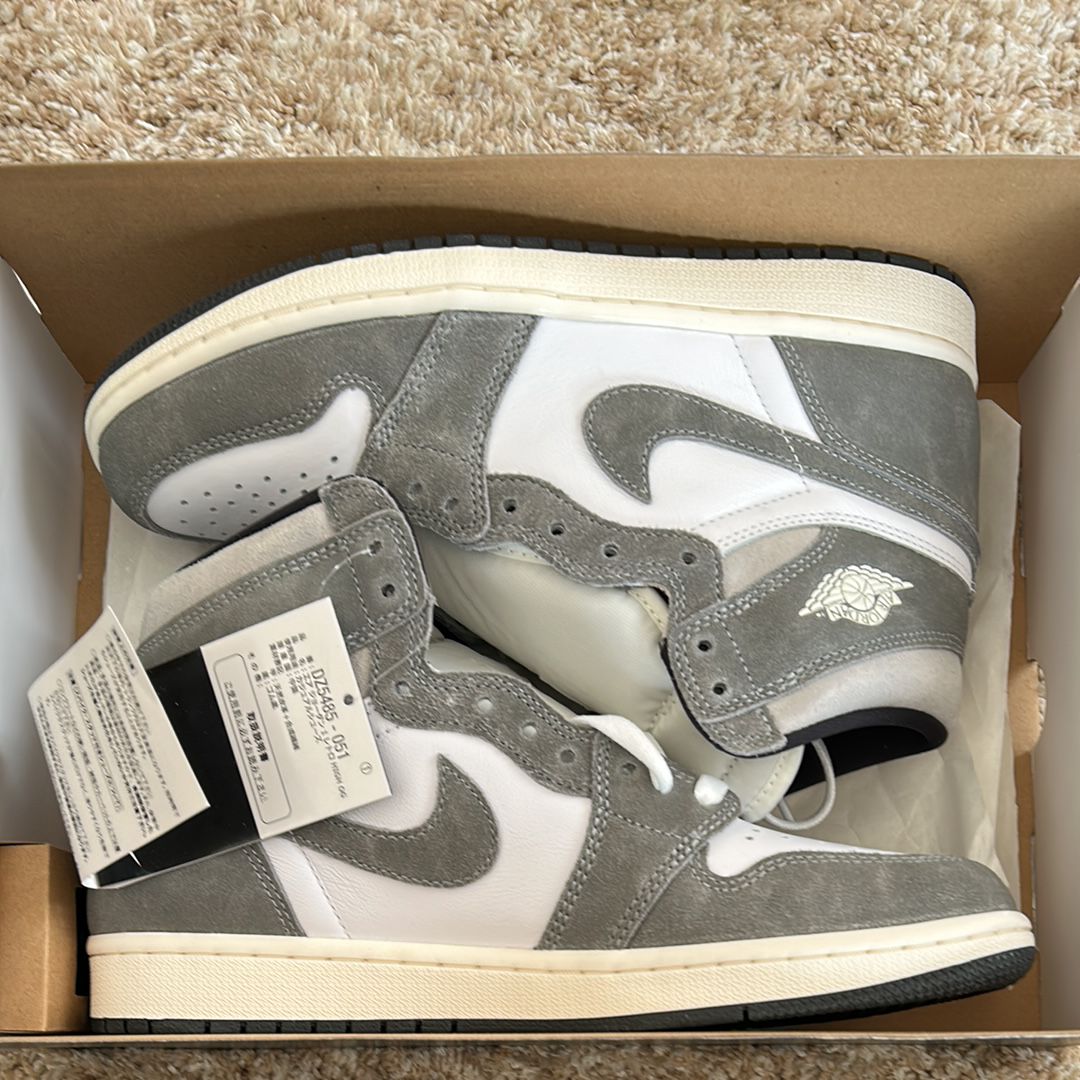 Nike Air Jordan 1 Retro High OG "Black and Smoke Grey"