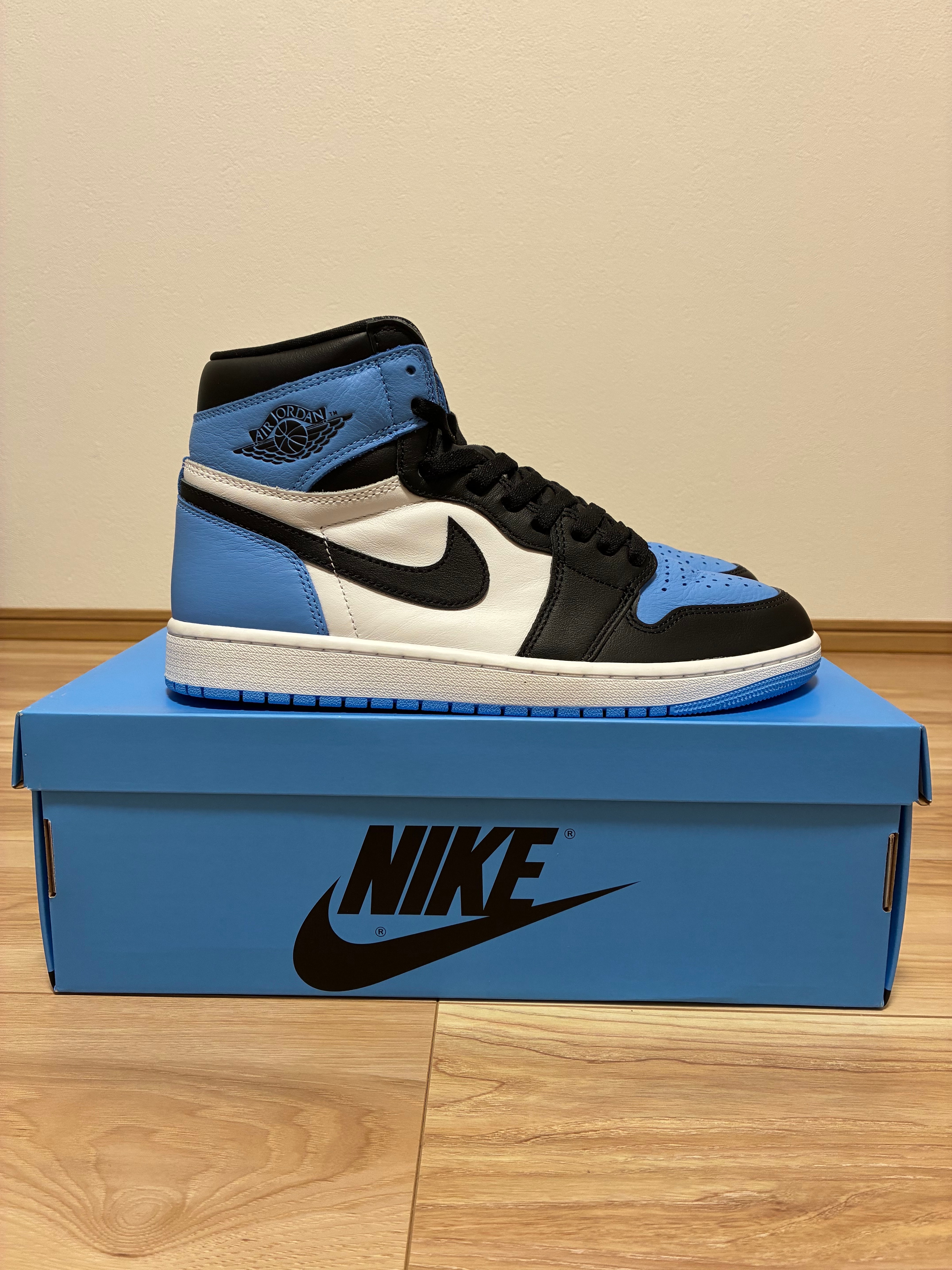 ナイキ エアジョーダン1 レトロ ハイ OG "ユニバーシティブルー/UNCトゥ"