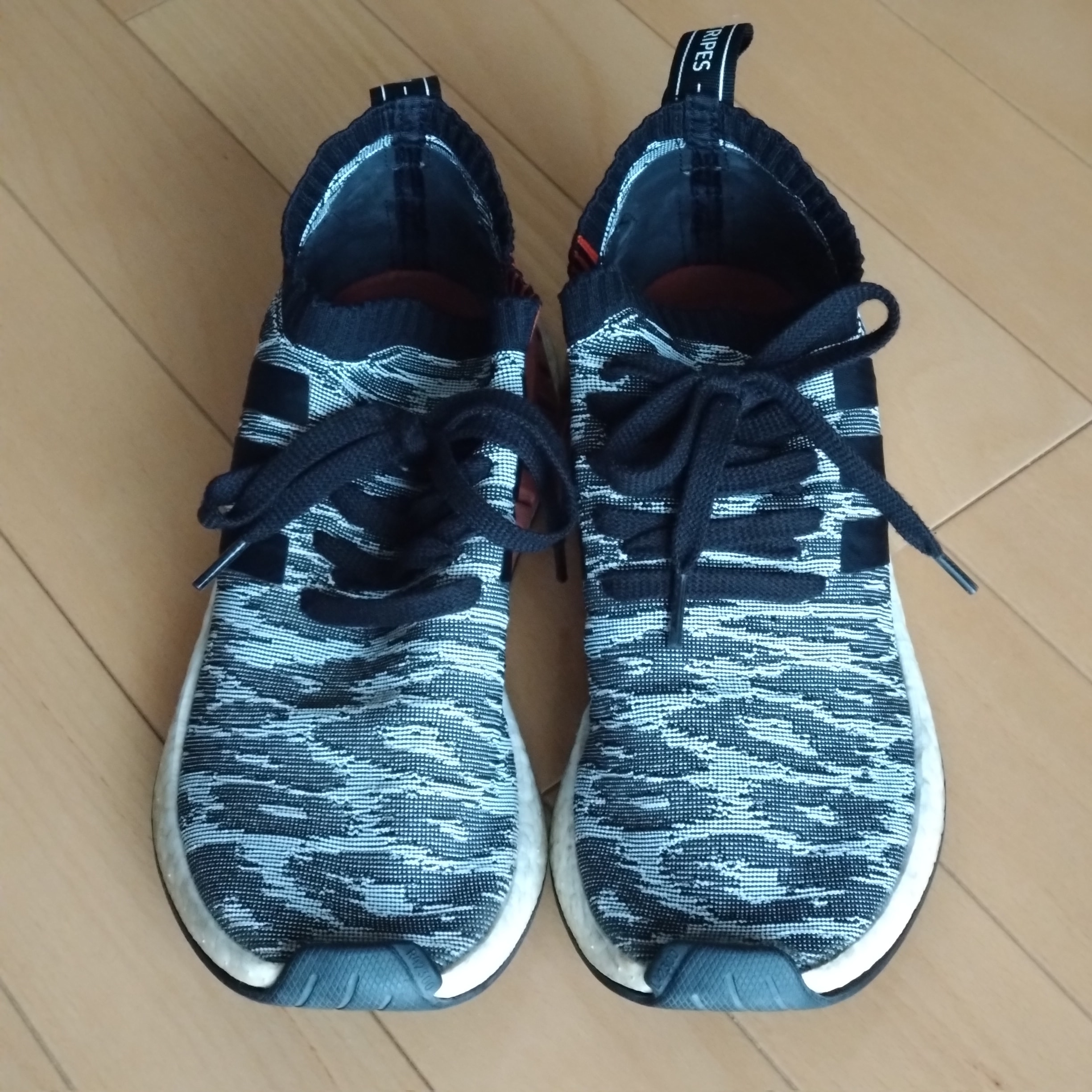 アディダス NMD R2 "ブラック ホワイト フューチャー ハーベスト"