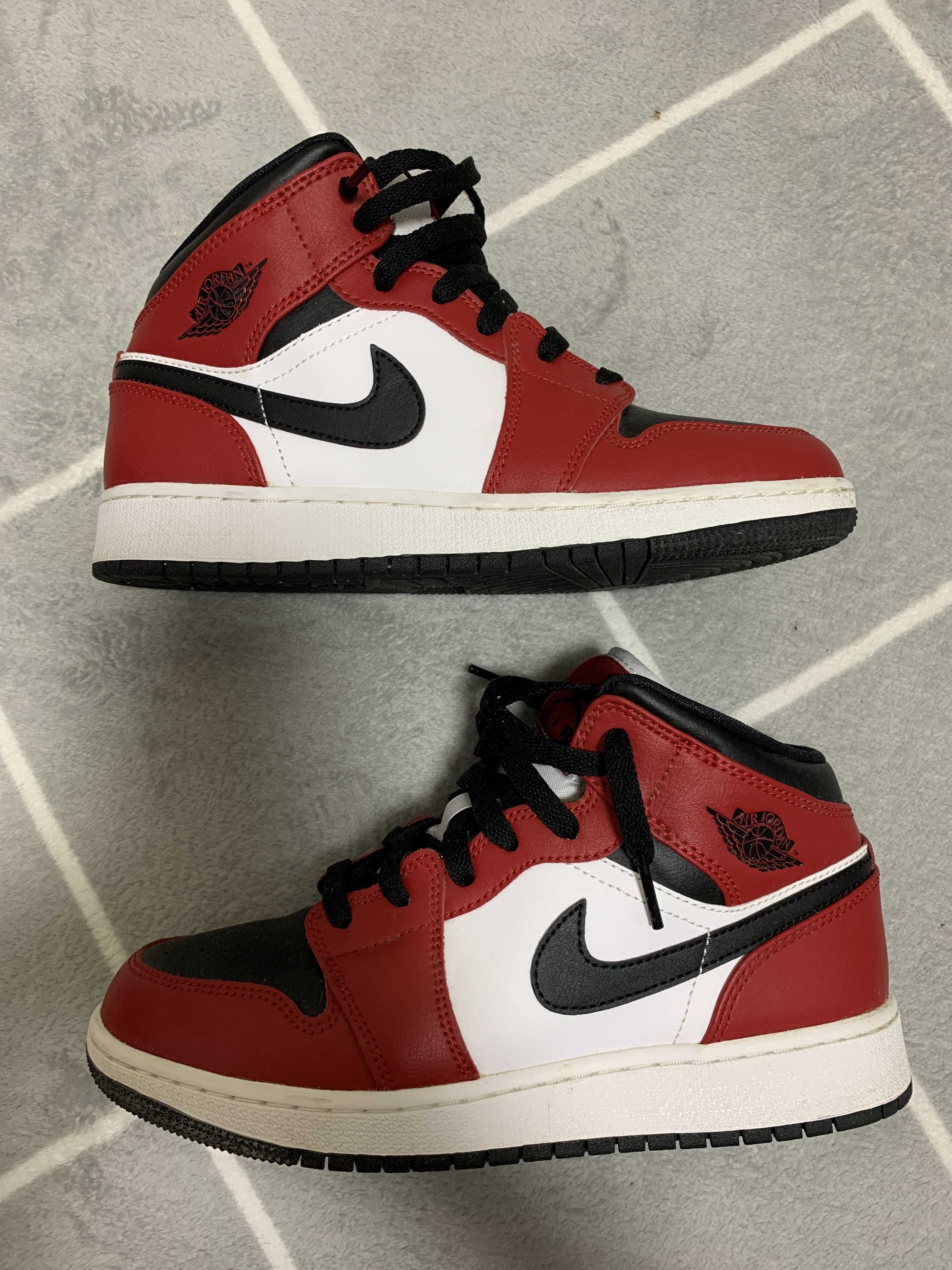 Nike Air Jordan 1 Mid "Chicago Black Toe"
