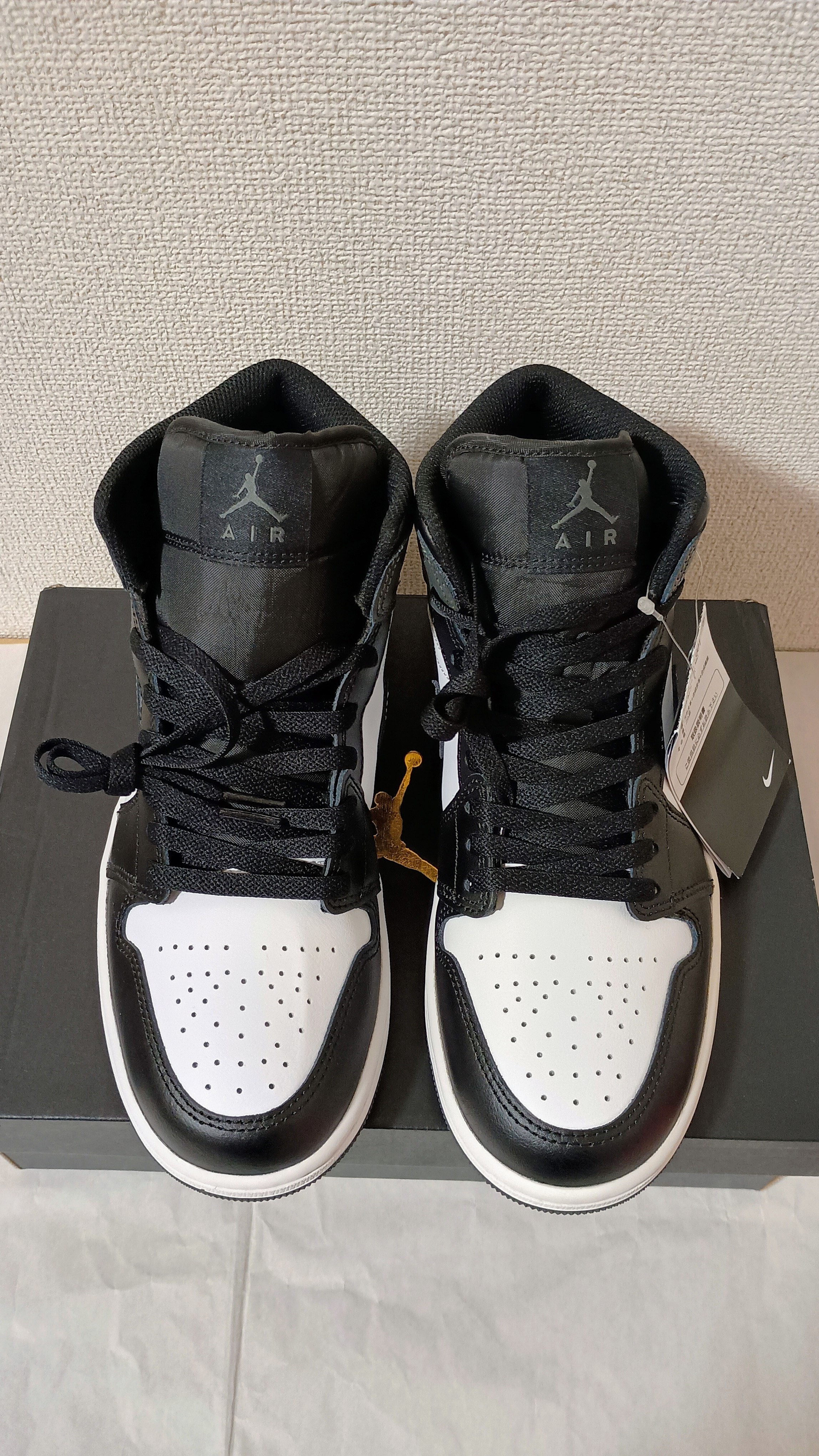 ナイキ エアジョーダン1 ミッド "ブラック/ホワイト/アイアングレー"