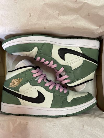 NIKE Women's AIR JORDAN 1 MID SE "DUTCH GREEN"
