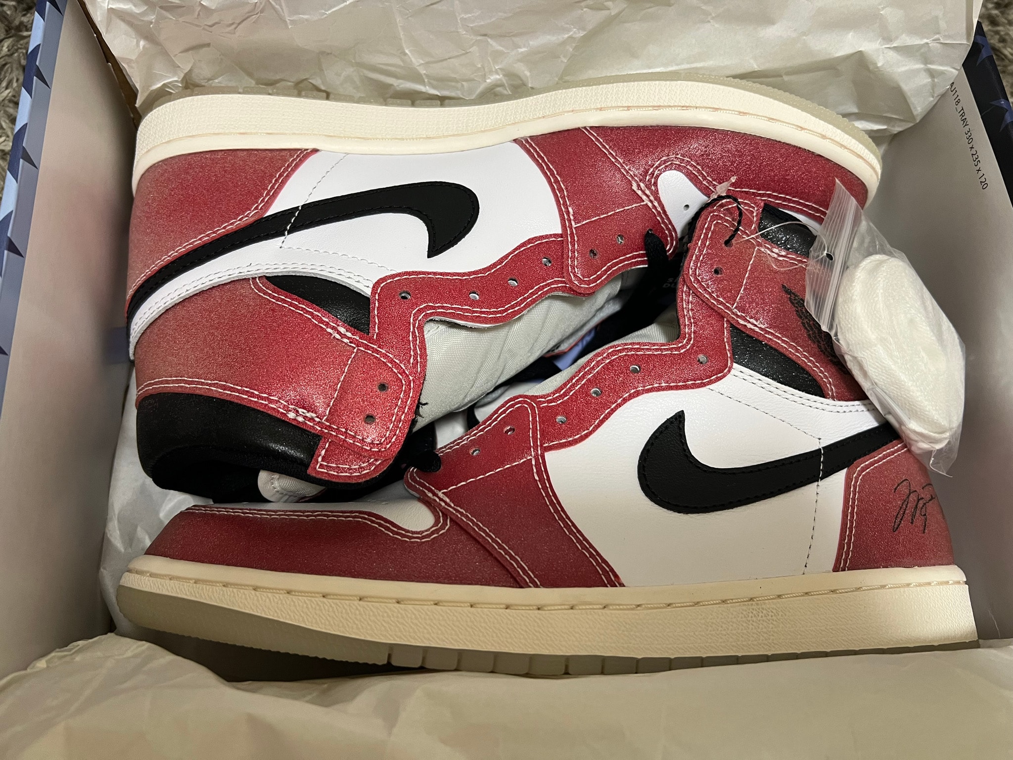 Trophy Room × Nike Air Jordan 1 Retro High "Chicago" (Friends and Family) (Blue Laces)