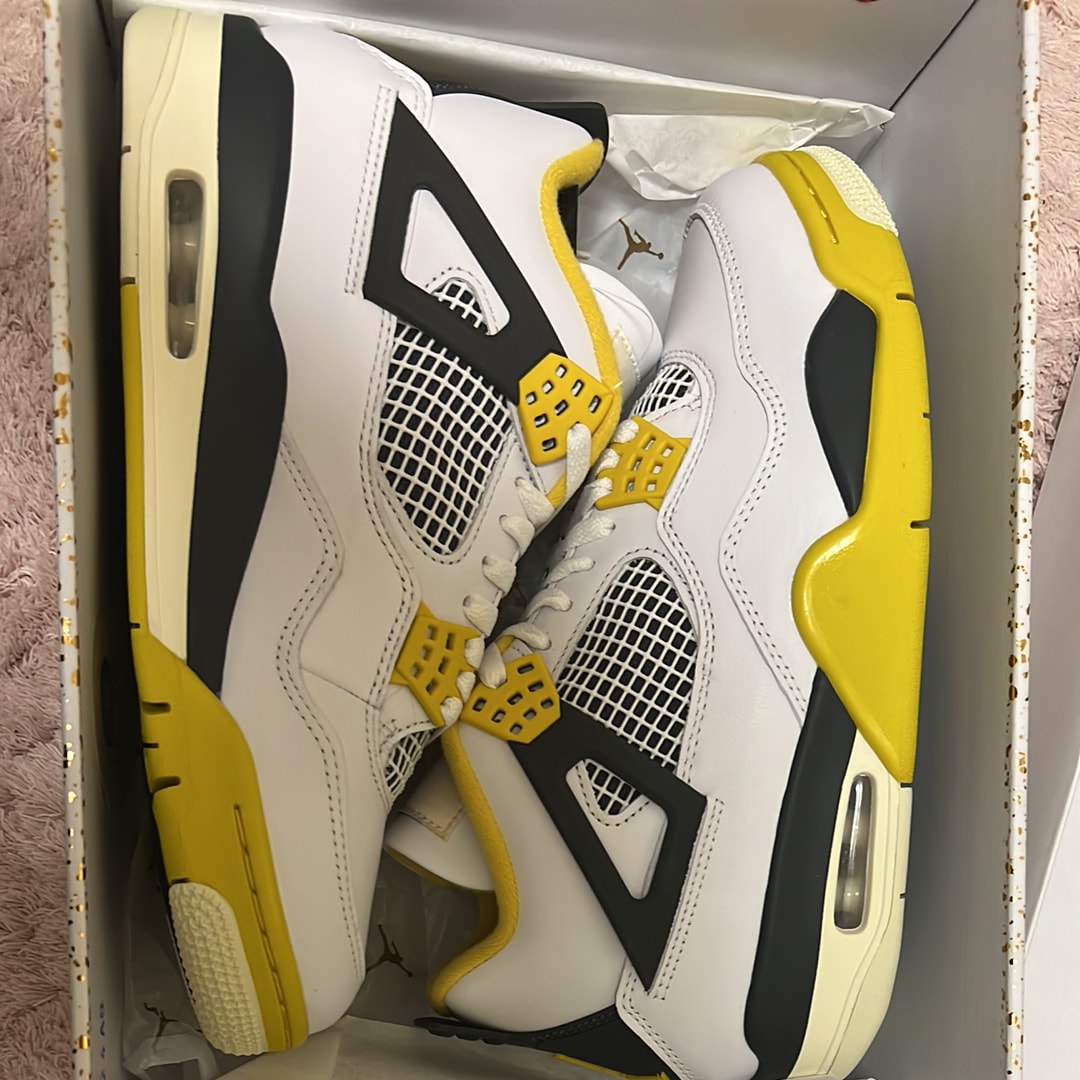 Nike Women's Air Jordan 4 Retro "Vivid Sulfur"