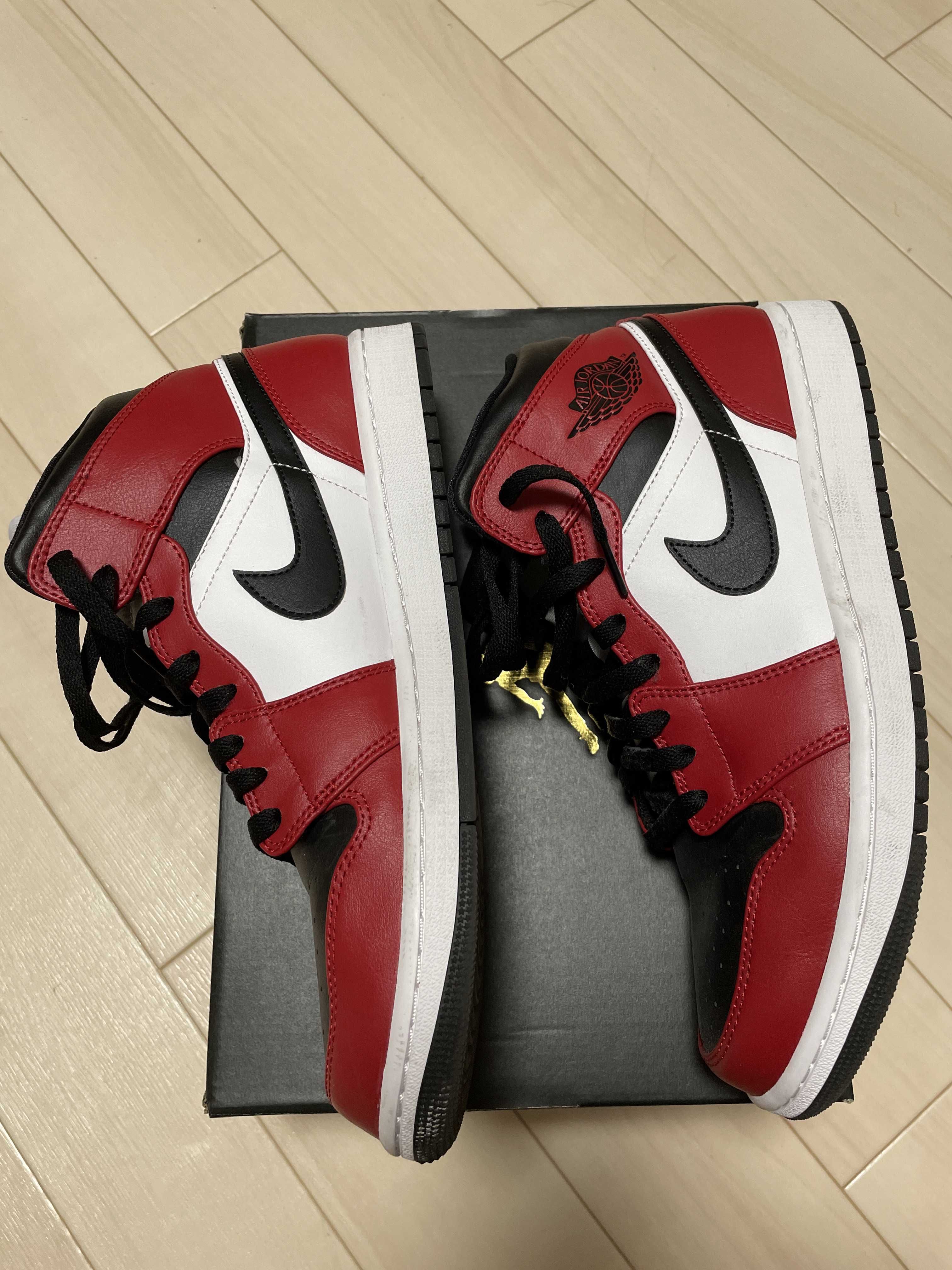 Nike Air Jordan 1 Mid "Chicago Black Toe"