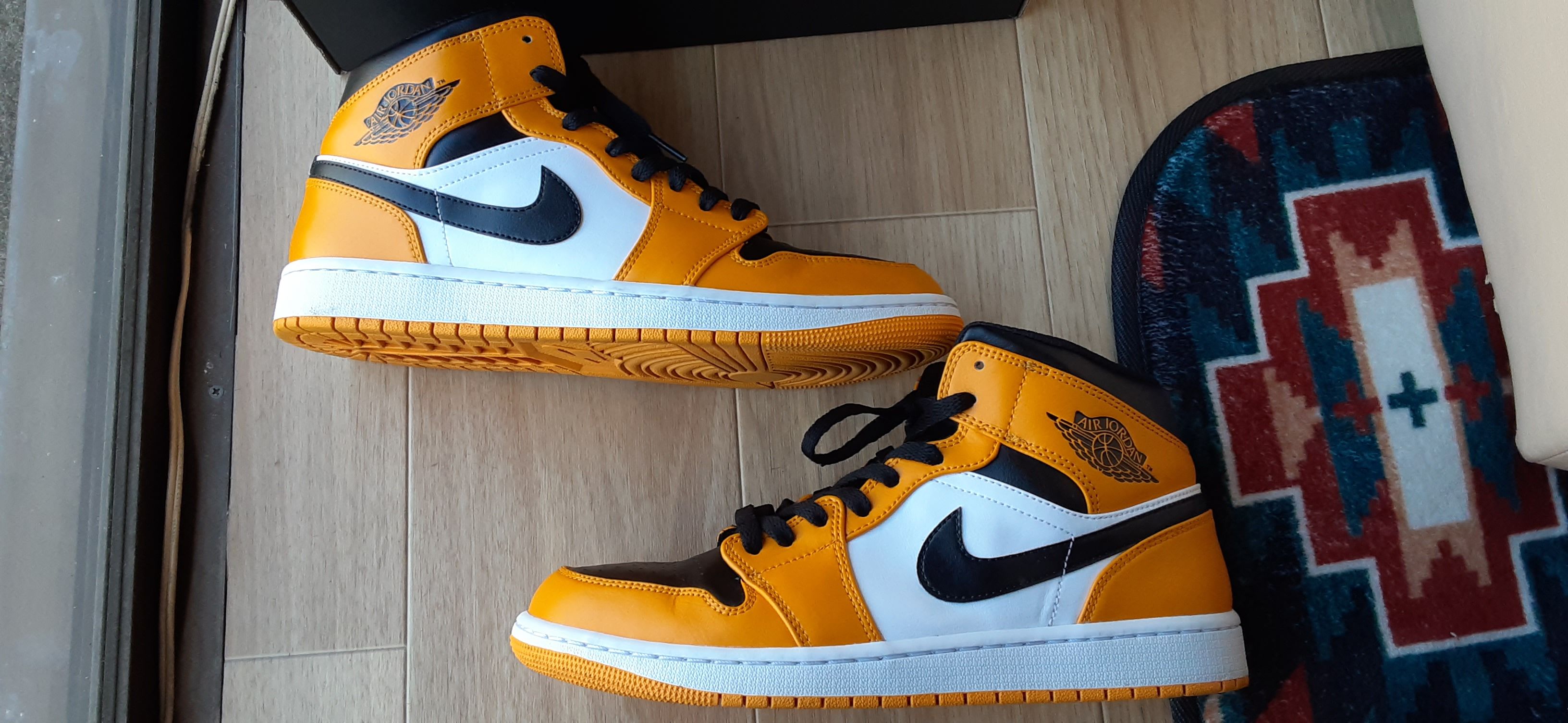 Nike Air Jordan 1 Mid "Taxi"