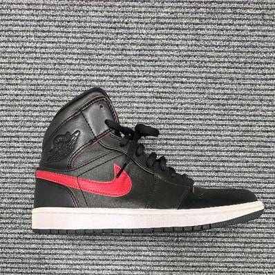 Nike Air Jordan 1 Retro Mid "Black/Team Red"