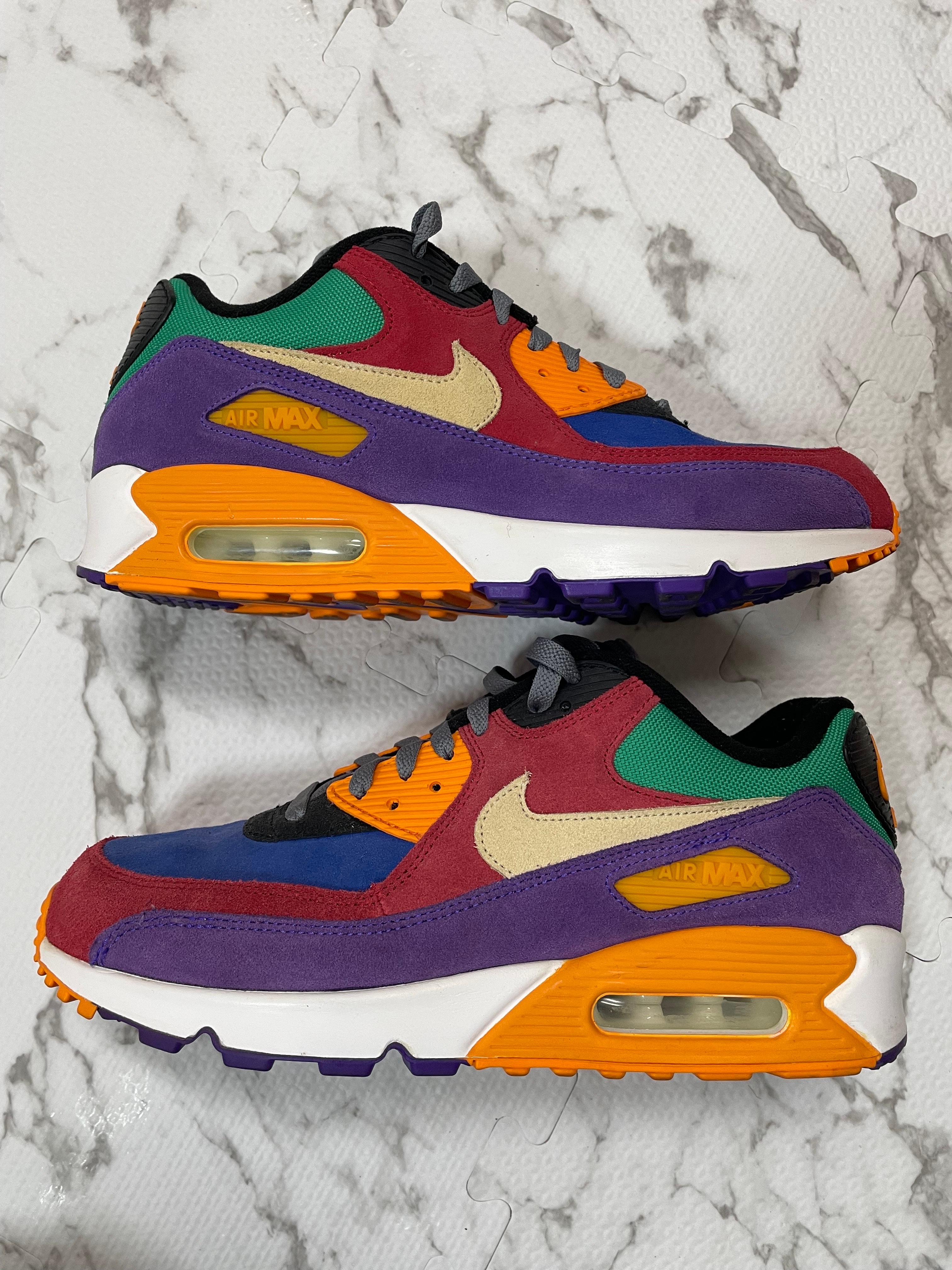 ナイキ エアマックス 90 "バイオテック ユニバーシティレッド/ペールバニラ/ハイパーグレープ"