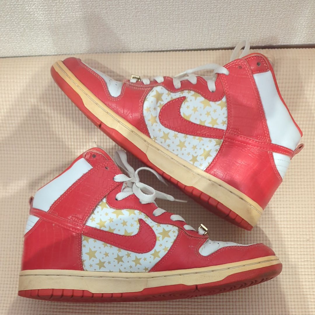 Supreme × Nike SB Dunk High "Red Stars"