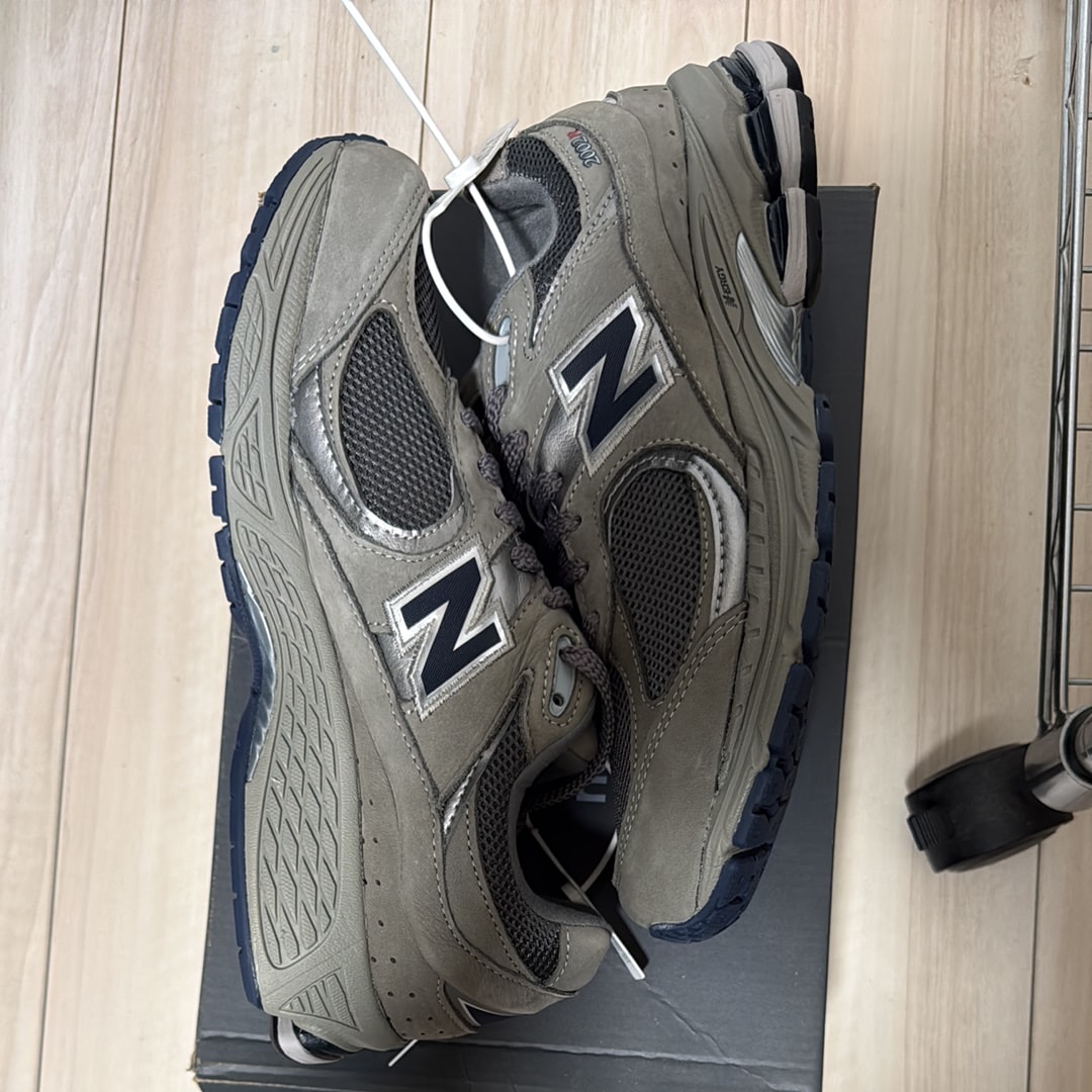 ニューバランス 2002R 