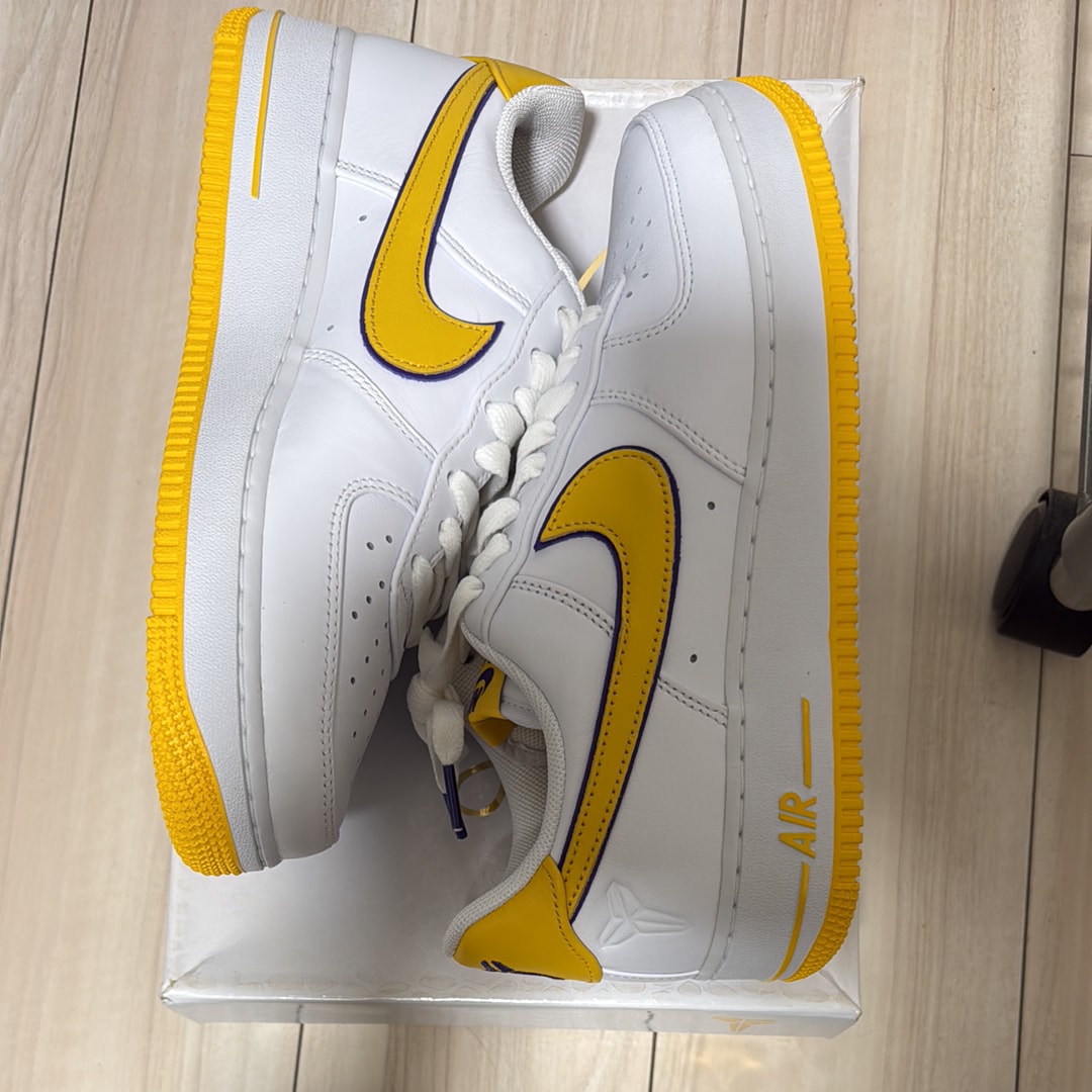 Kobe Bryant × Nike Air Force 1 Low Retro QS "Varsity Maize and Varsity Purple"