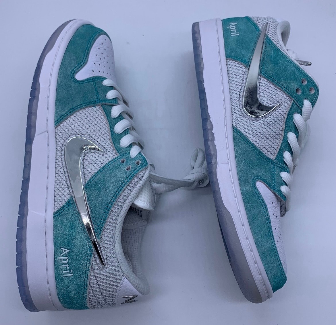 エイプリルスケートボード × ナイキ SB ダンク ロー プロ QS "ホワイト アンド マルチカラー"