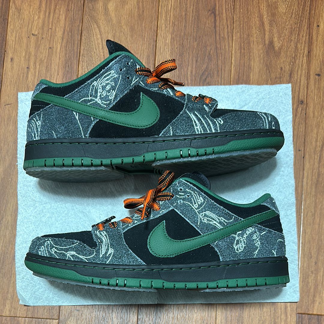 There Skateboards × Nike SB Dunk Low Pro "Anthracite and Gorge Green"