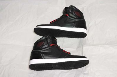 Nike Air Jordan 1 Retro High OG "Black/Metallic Silver/Gym Red"