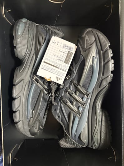 Pharrell Williams × adidas Jellyfish "Carbon/Core Black"