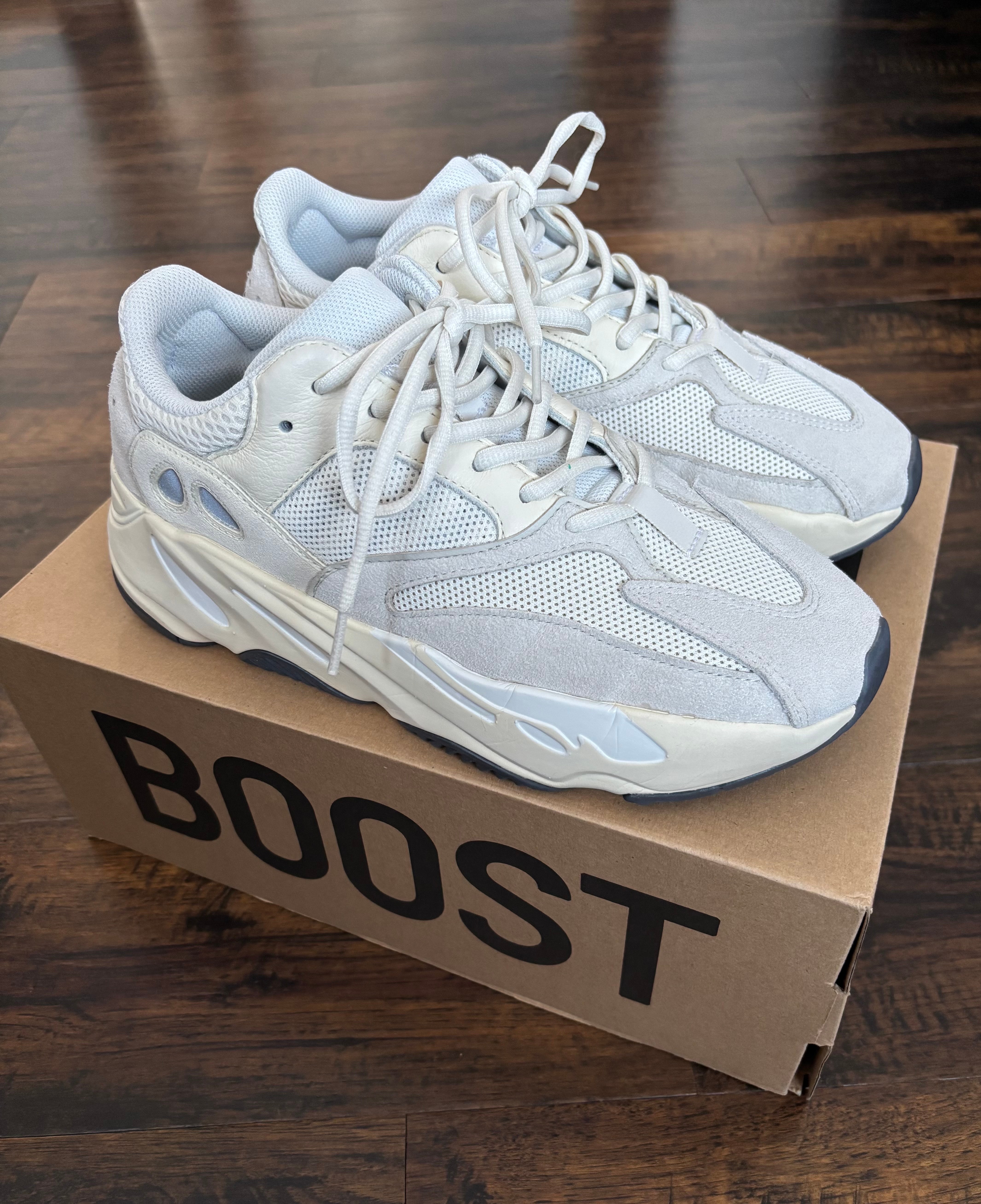 アディダス イージーブースト700 "アナログ"