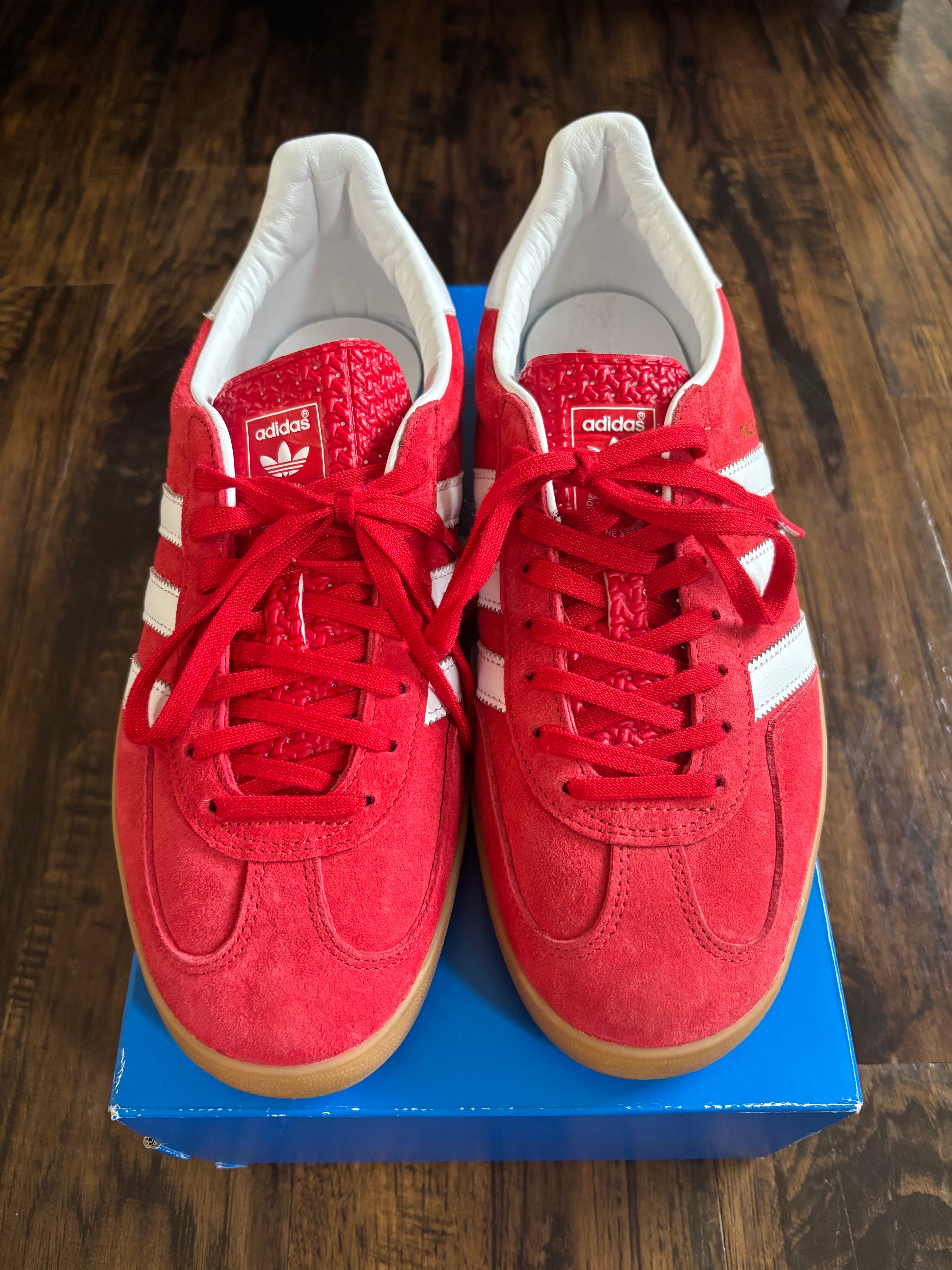 アディダス ガゼル インドア "スカーレット/フットウェアホワイト"