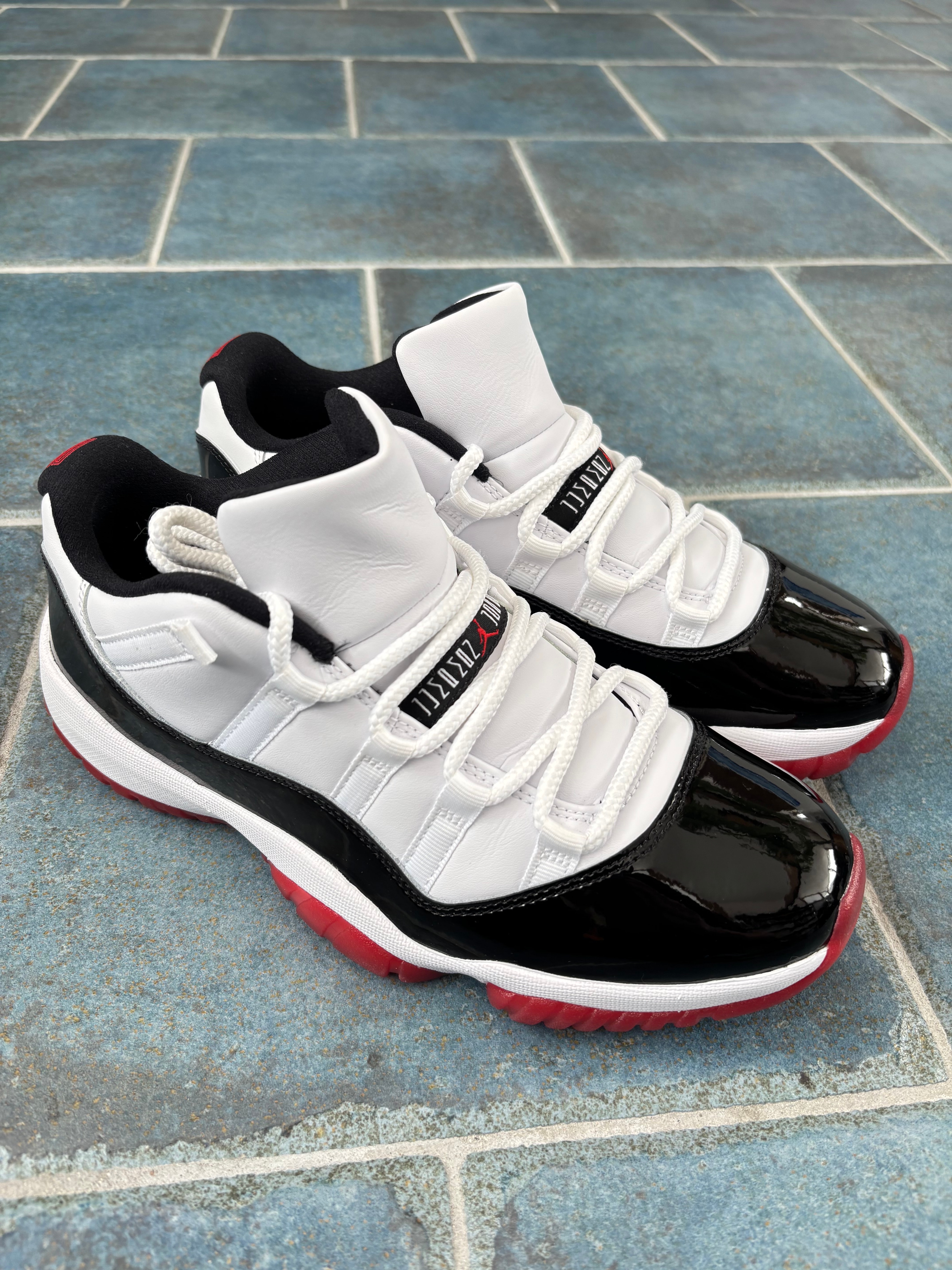 ナイキ エアジョーダン11 ロー "ジムレッド"