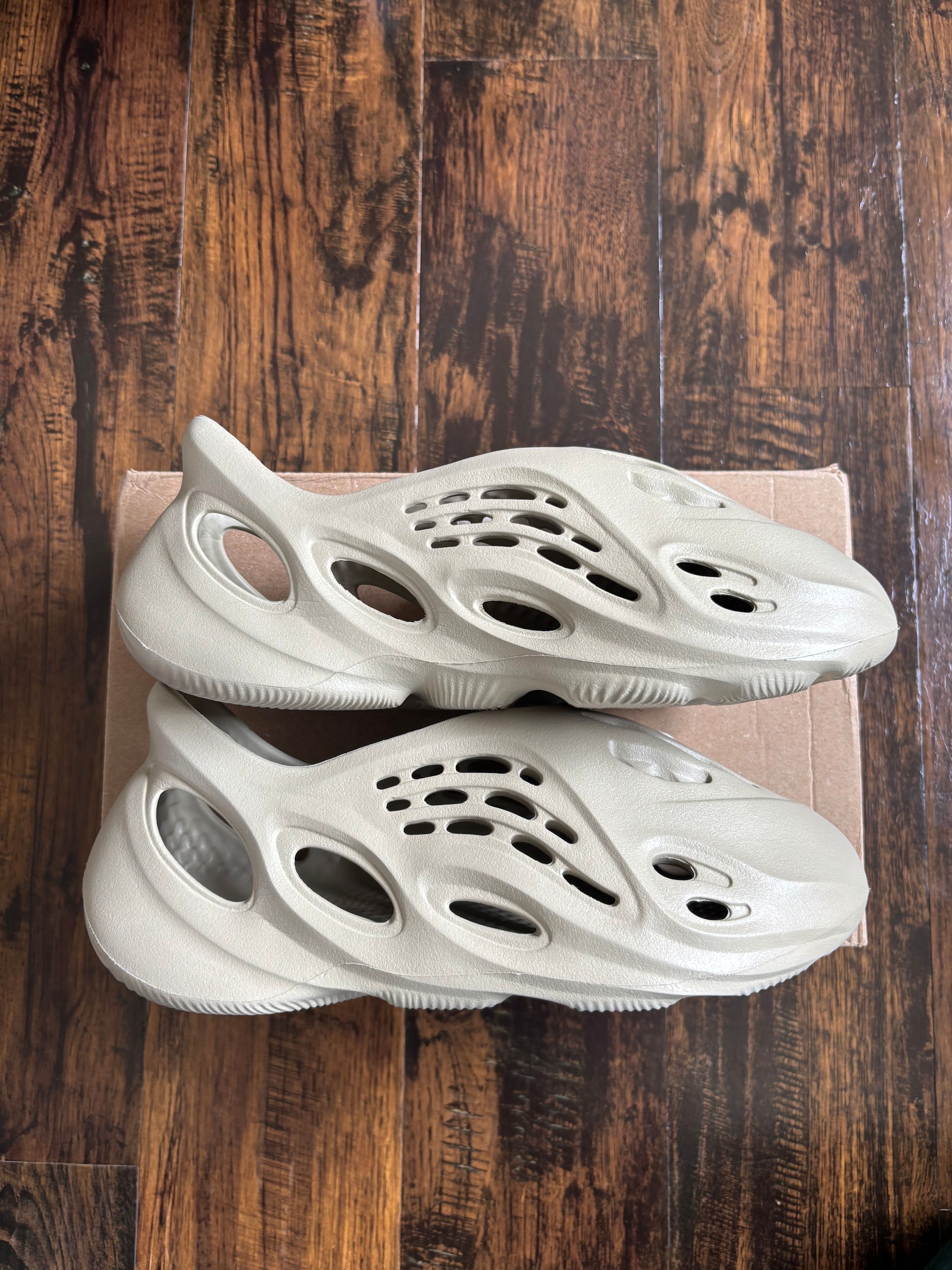 イージフォームランナー YZY FOAM RUNNER シリーズより新色「Stone Sage & Mist」2カラー