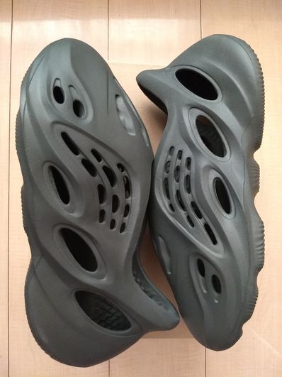 adidas YEEZY Foam Runner "Carbon"