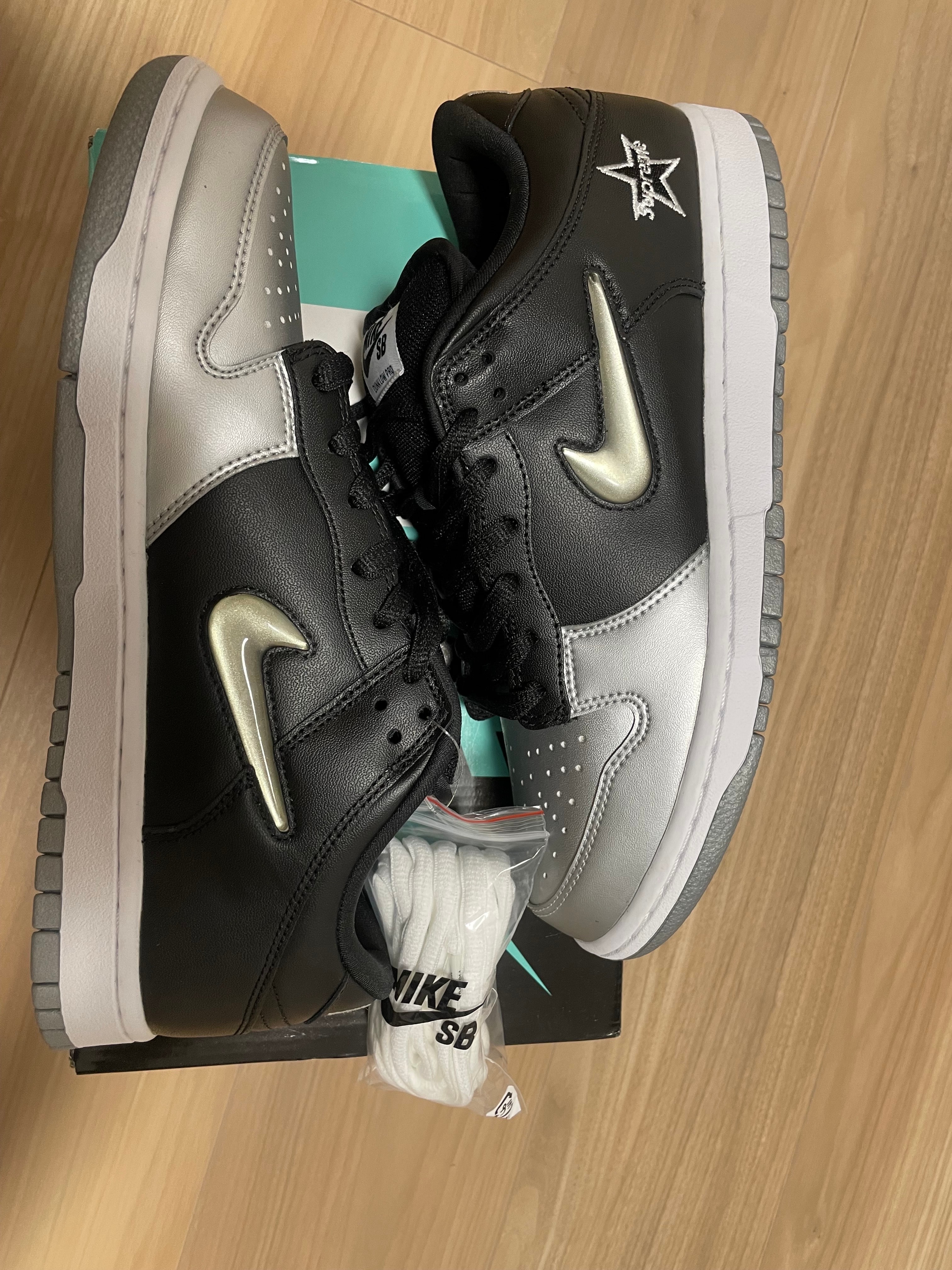 シュプリーム × ナイキ ダンク ロー "メタリック シルバー/ブラック"