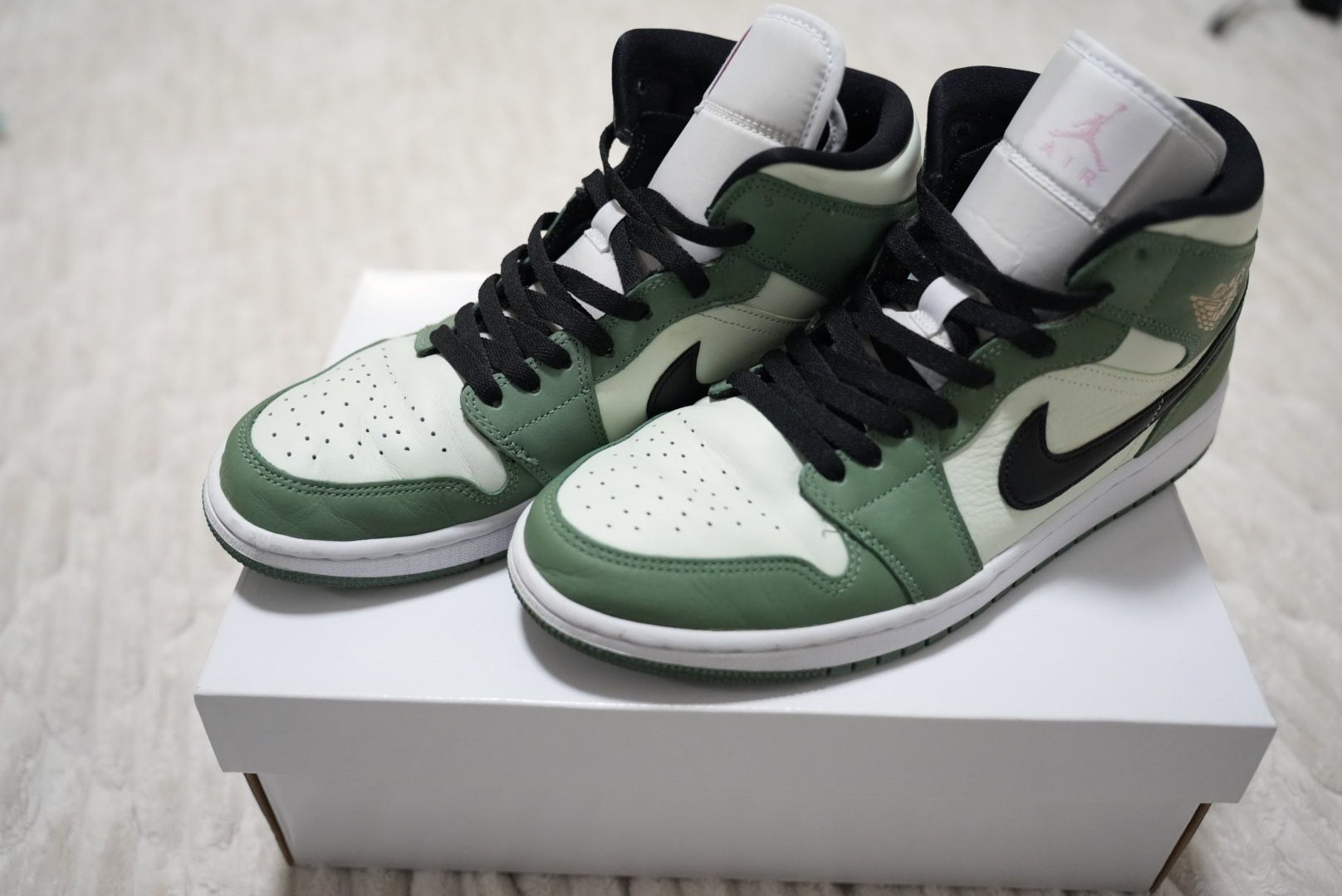 NIKE Women's AIR JORDAN 1 MID SE "DUTCH GREEN"