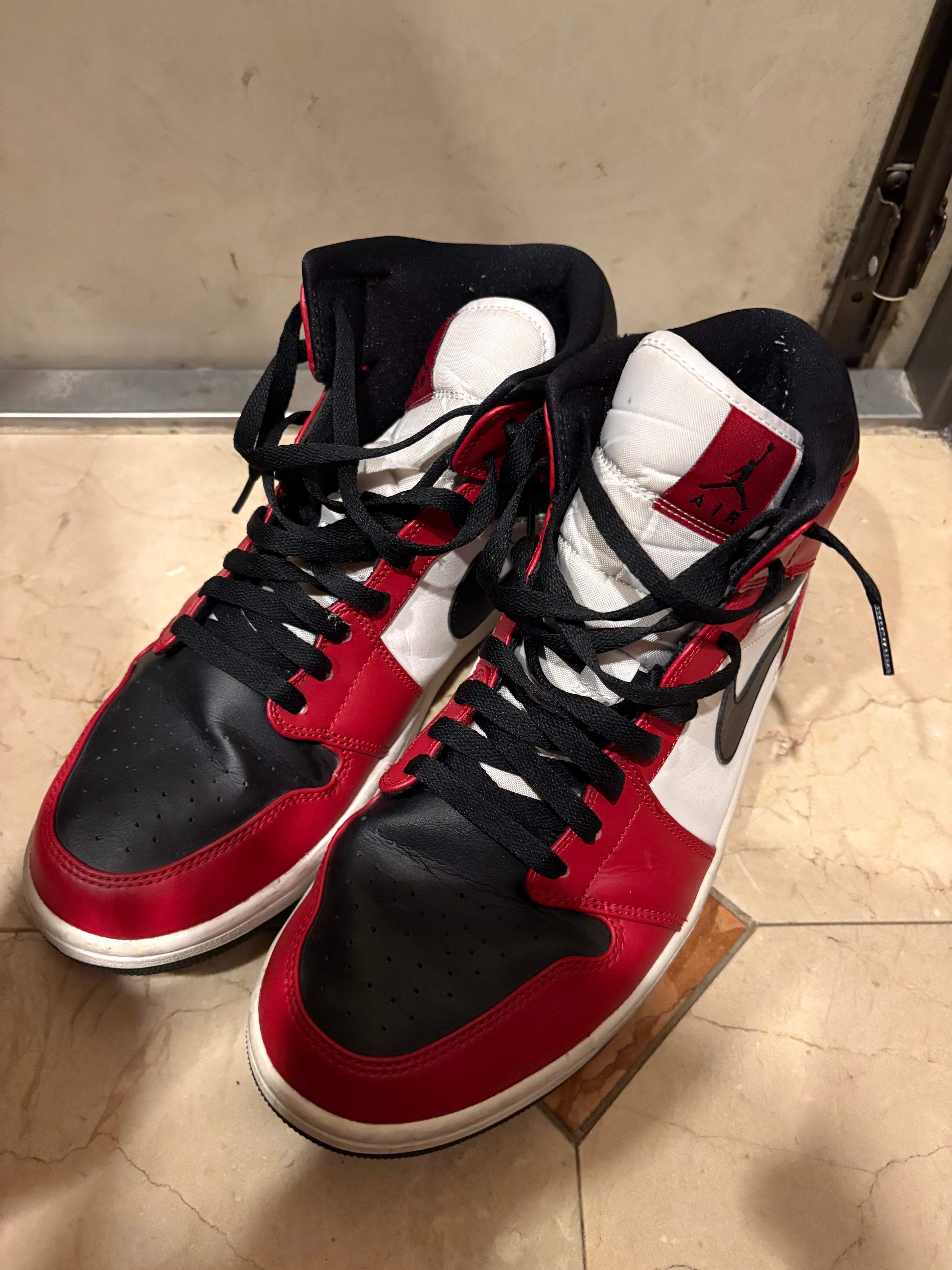 Nike Air Jordan 1 Mid "Chicago Black Toe"