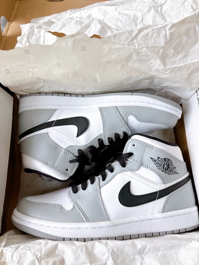 Nike Air Jordan 1 Mid "Light Smoke Grey/White/Black"