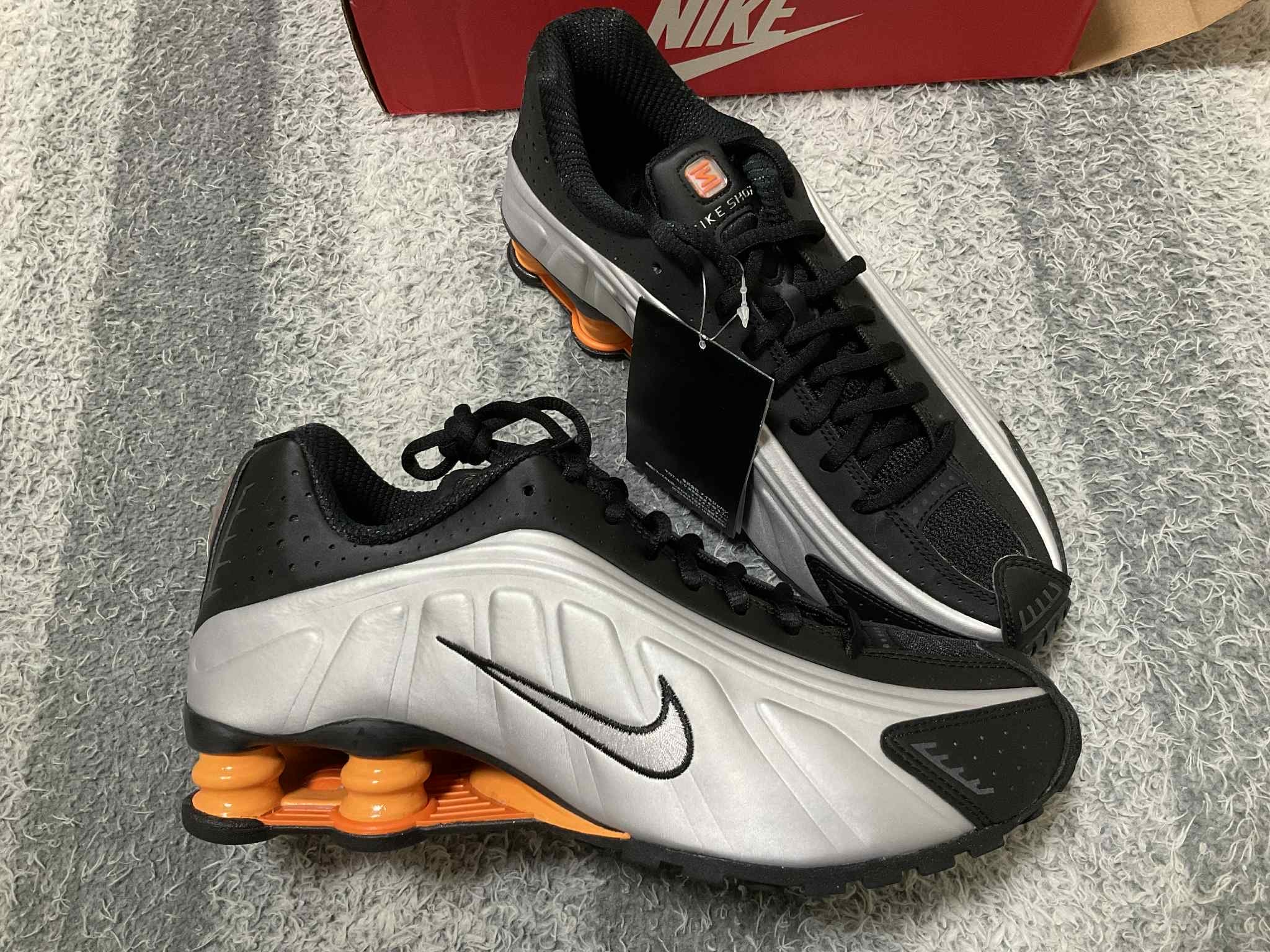 ナイキ ショックス "ブラック/ブライトマンダリン"